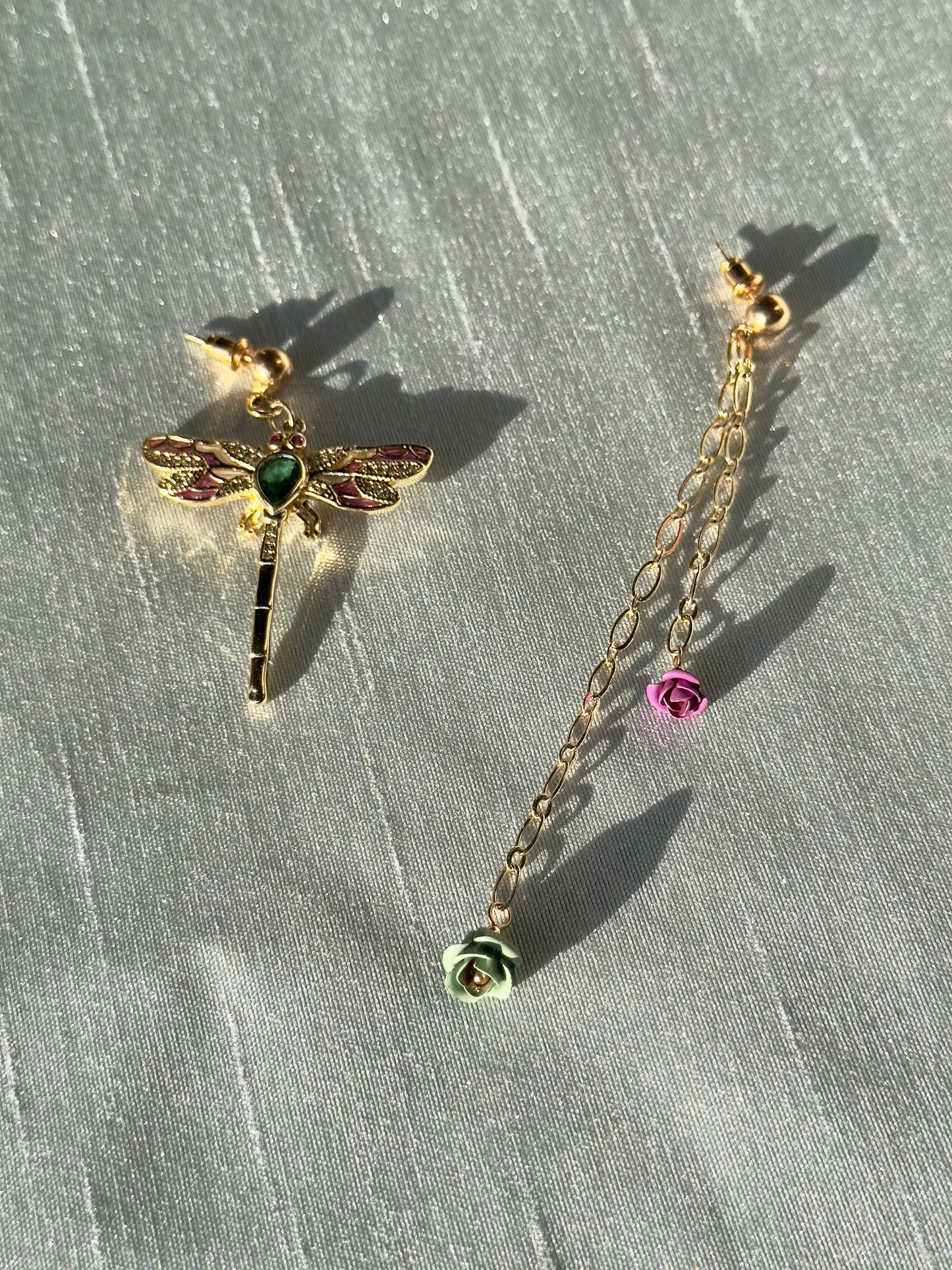 Boucles d’oreilles asymétriques – Libellule & Roses