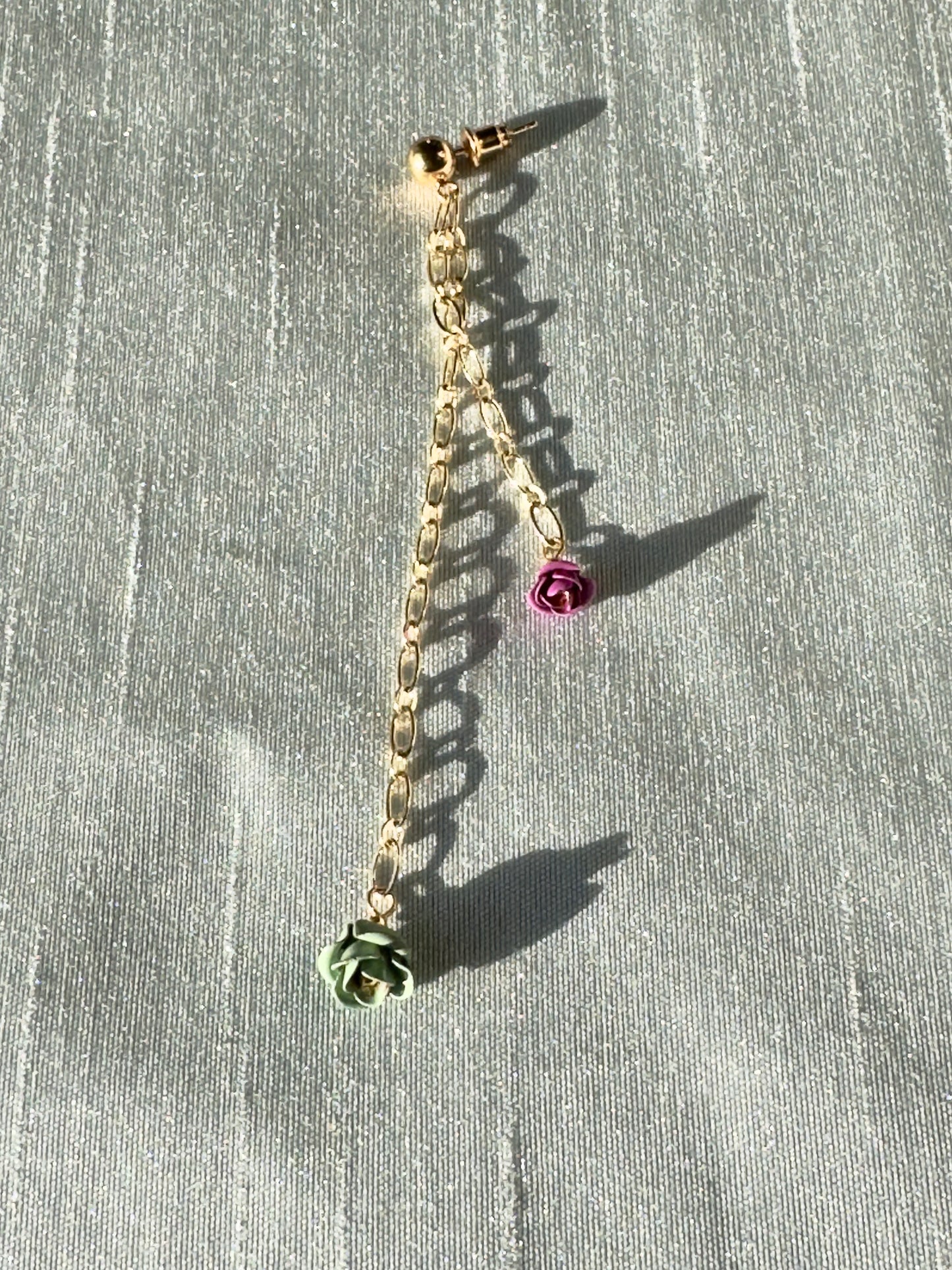 Boucles d’oreilles asymétriques – Libellule & Roses
