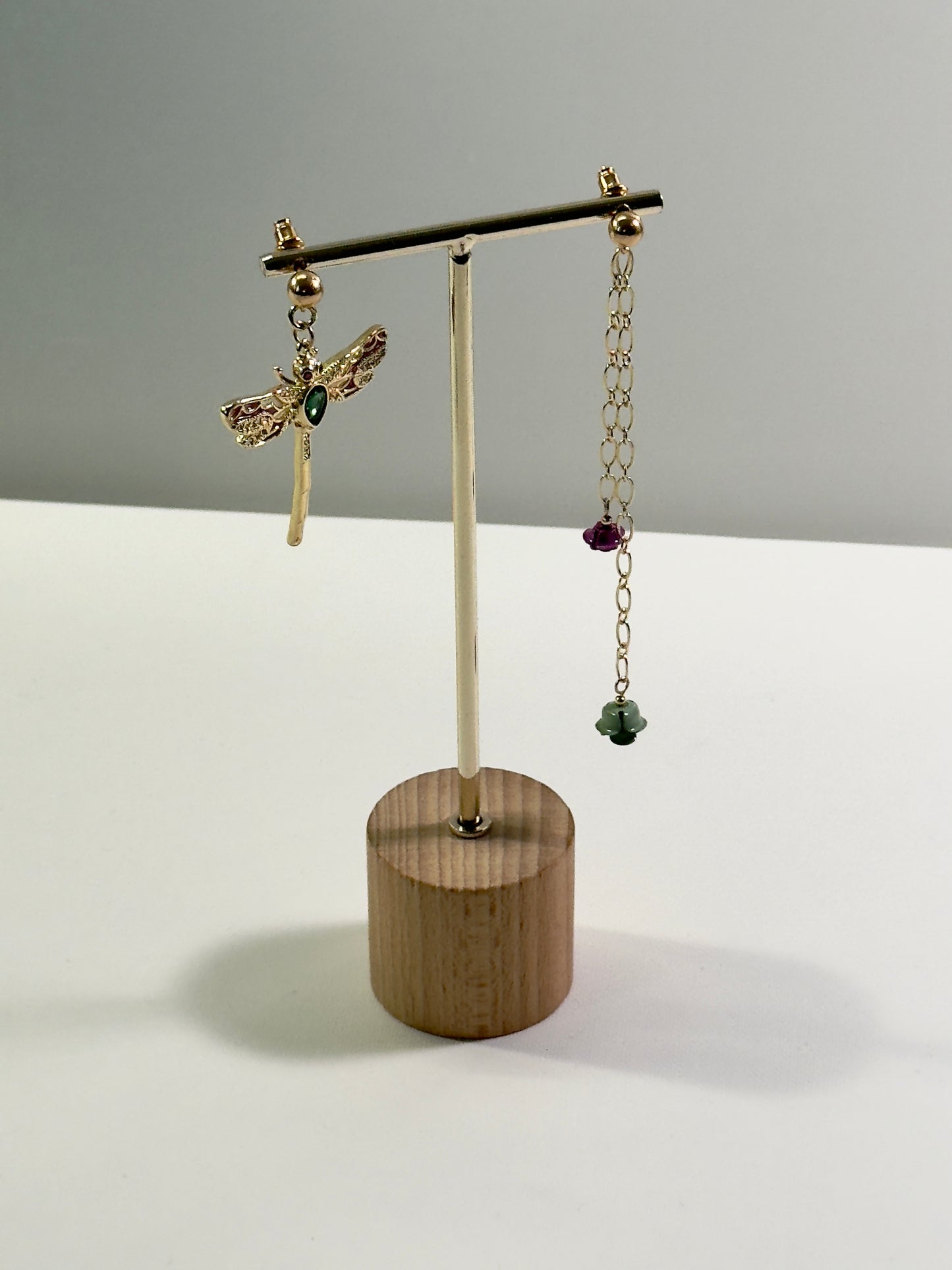 Boucles d’oreilles asymétriques – Libellule & Roses