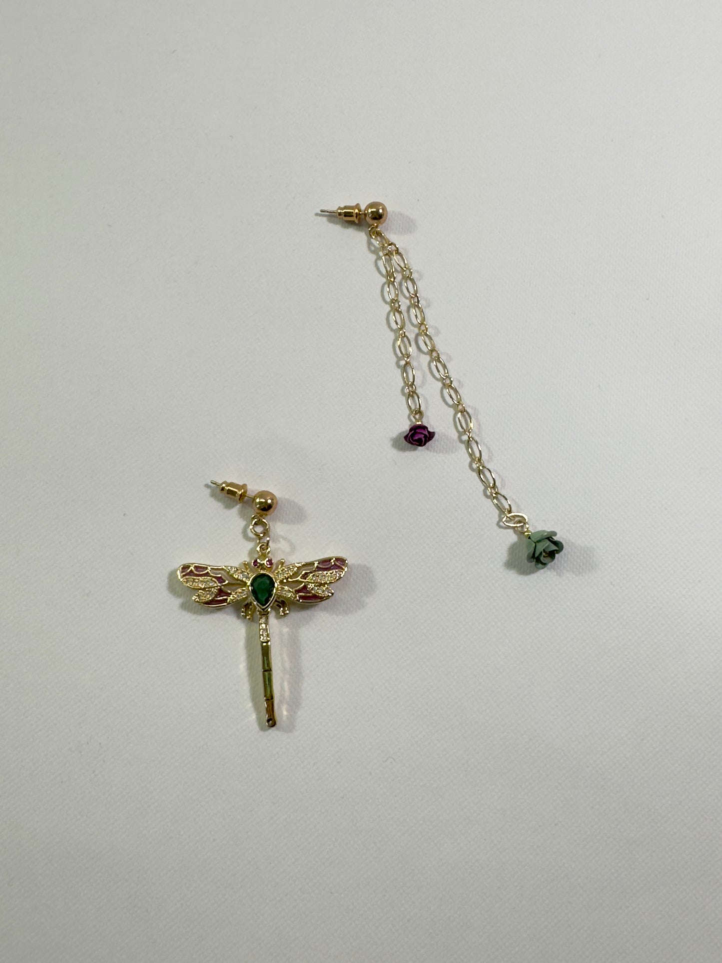 Boucles d’oreilles asymétriques – Libellule & Roses
