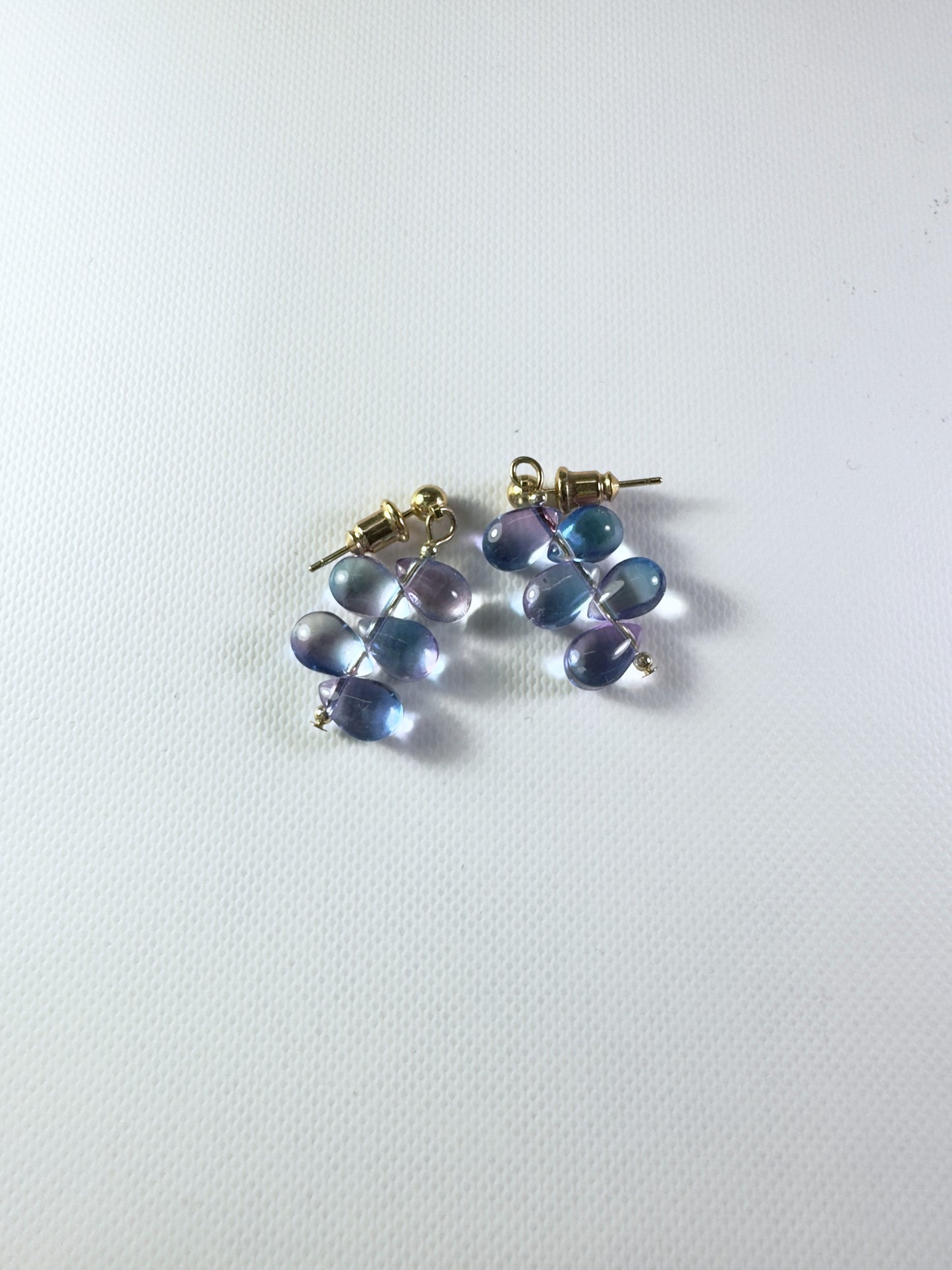 Boucles d’oreilles gouttes en verre bleu-violet