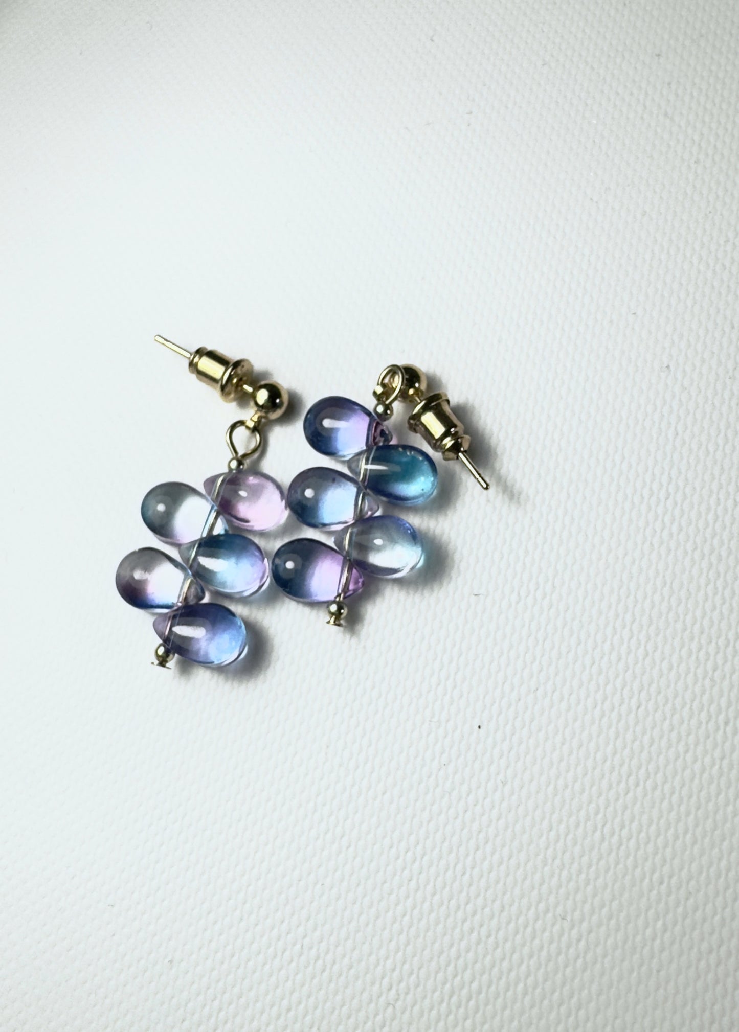 Boucles d’oreilles gouttes en verre bleu-violet