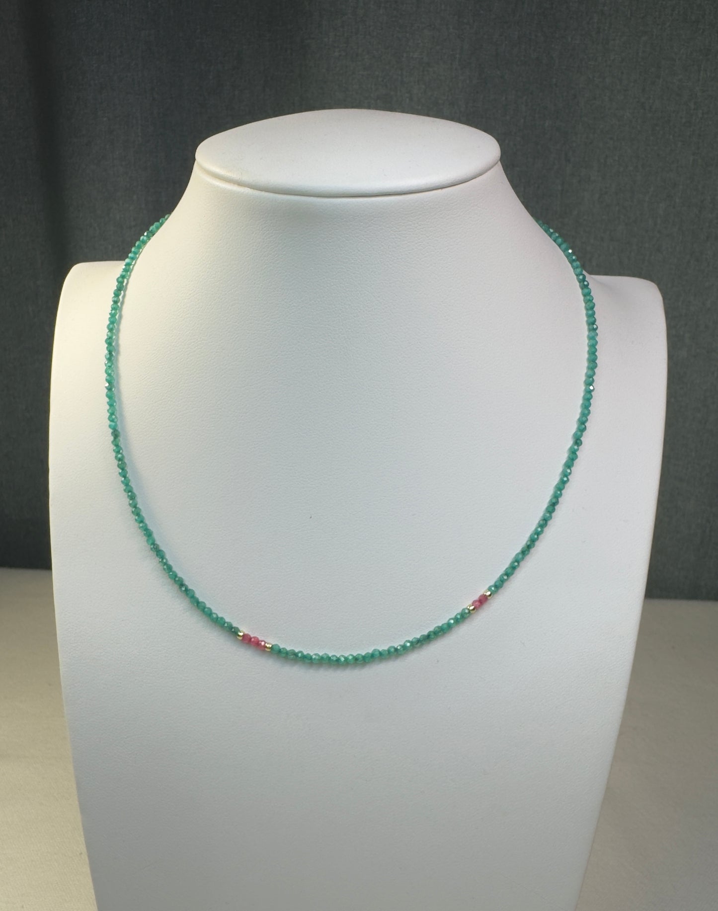 Collier en zircon vert et touches de zircon rose foncé