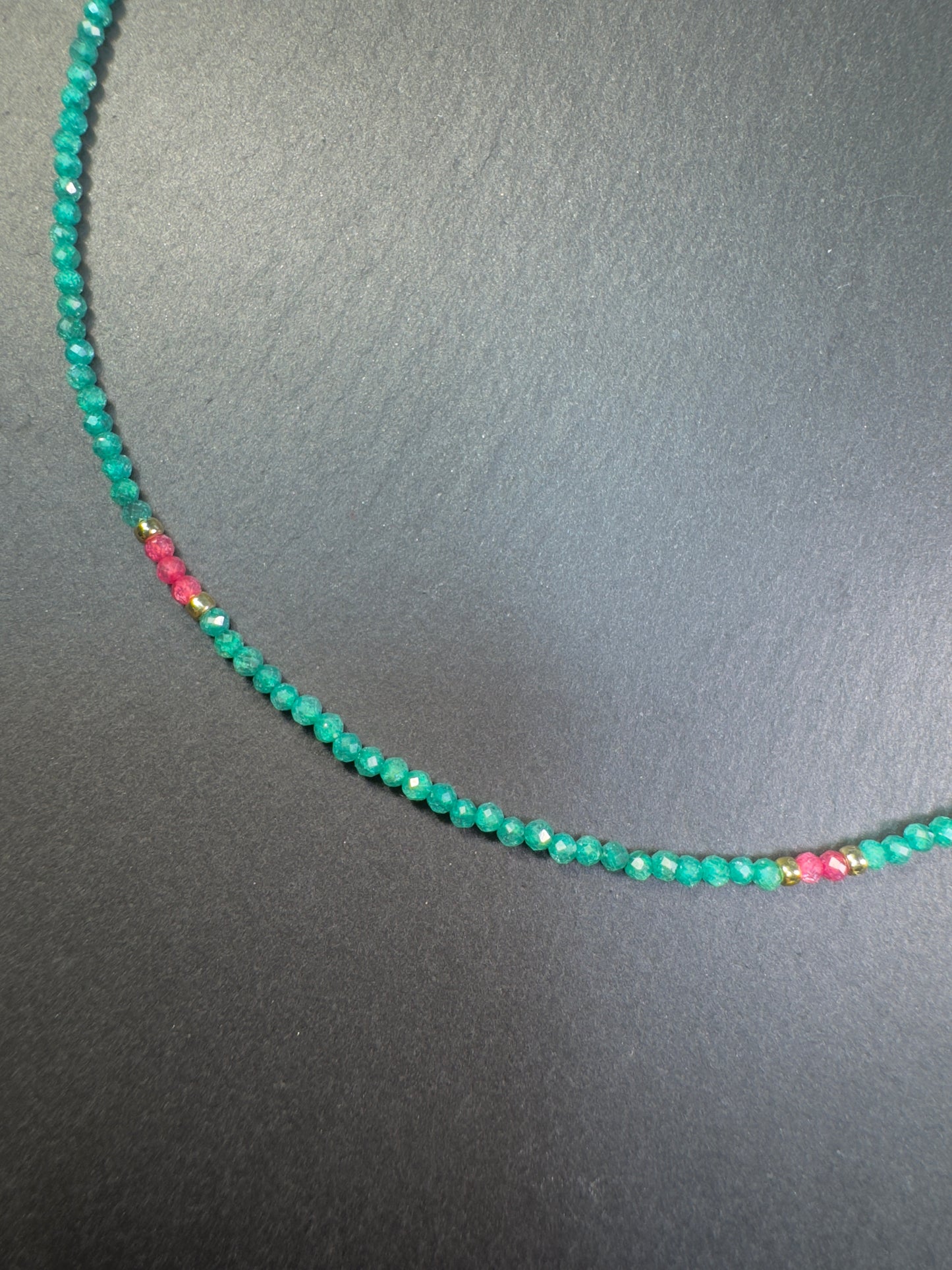 Collier en zircon vert et touches de zircon rose foncé