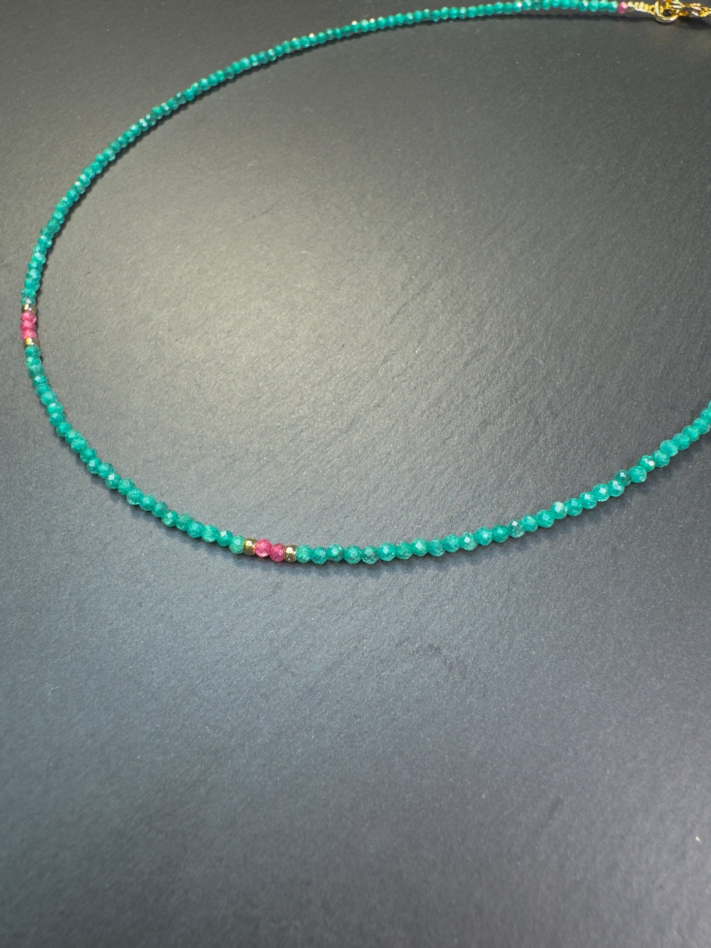 Collier en zircon vert et touches de zircon rose foncé