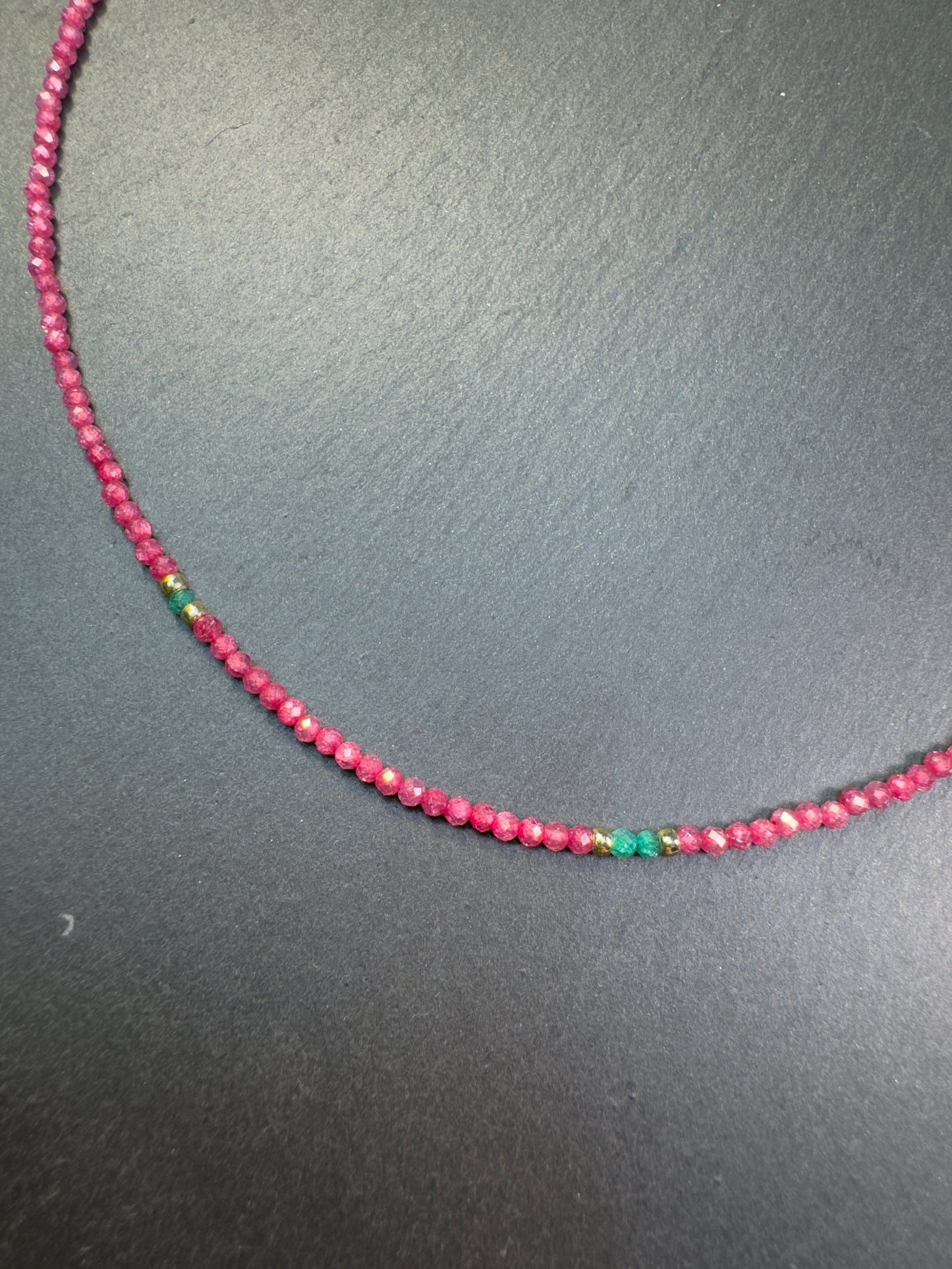 Collier en zircon rose foncé et accents de zircon vert