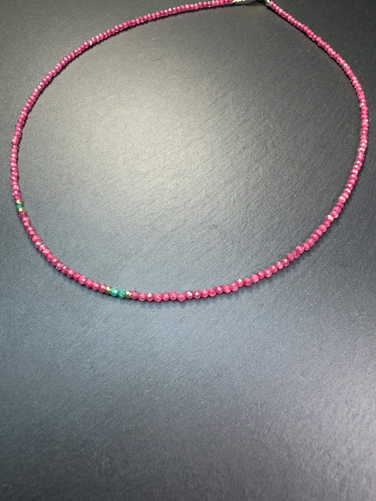 Collier en zircon rose foncé et accents de zircon vert