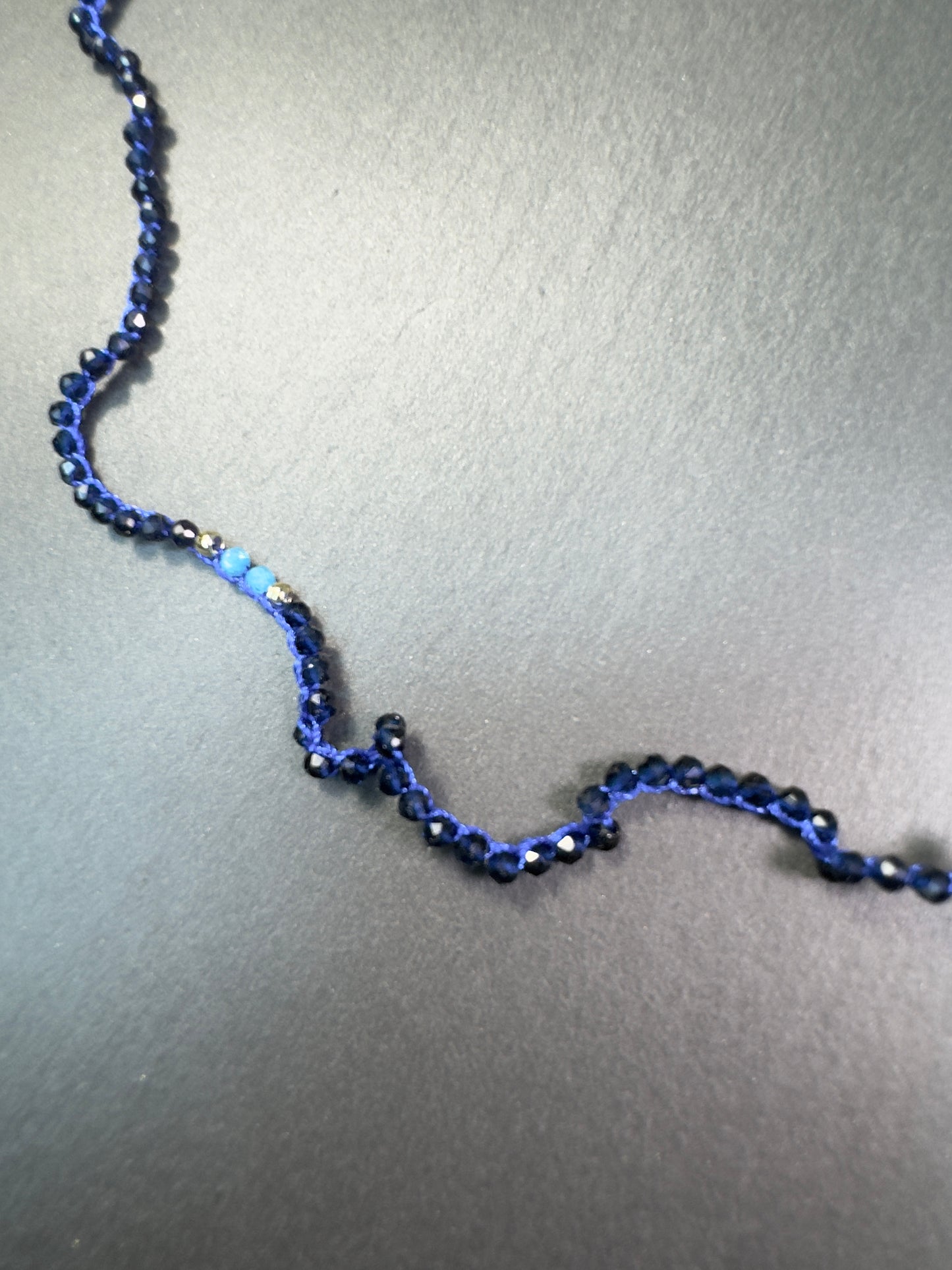 Ensemble de deux colliers et pendentif œil, crochetés à la main