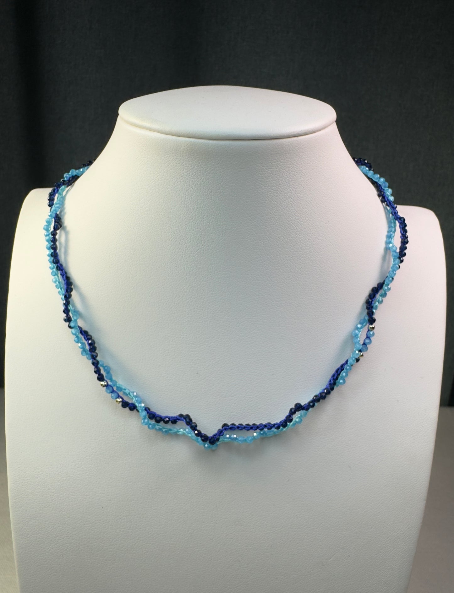 Ensemble de deux colliers et pendentif œil, crochetés à la main