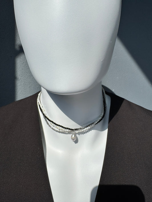 Choker avec pendentif en perle grise