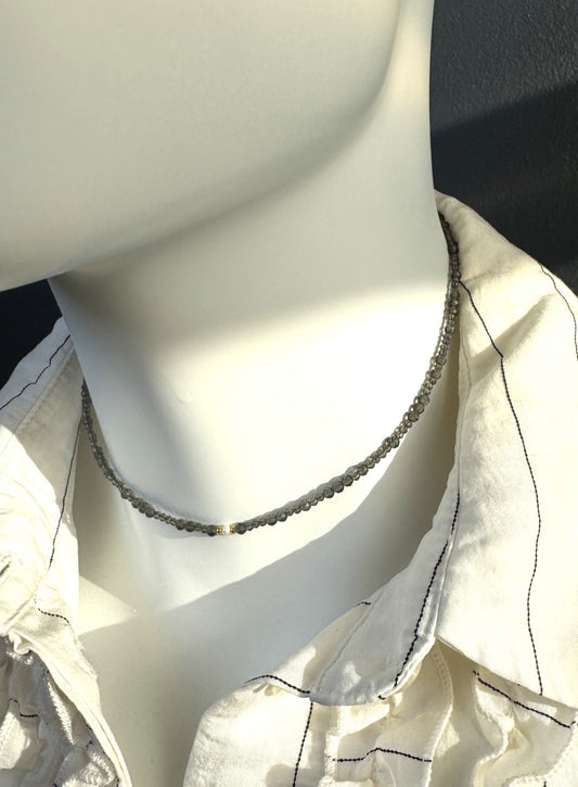 Collier spinelle gris