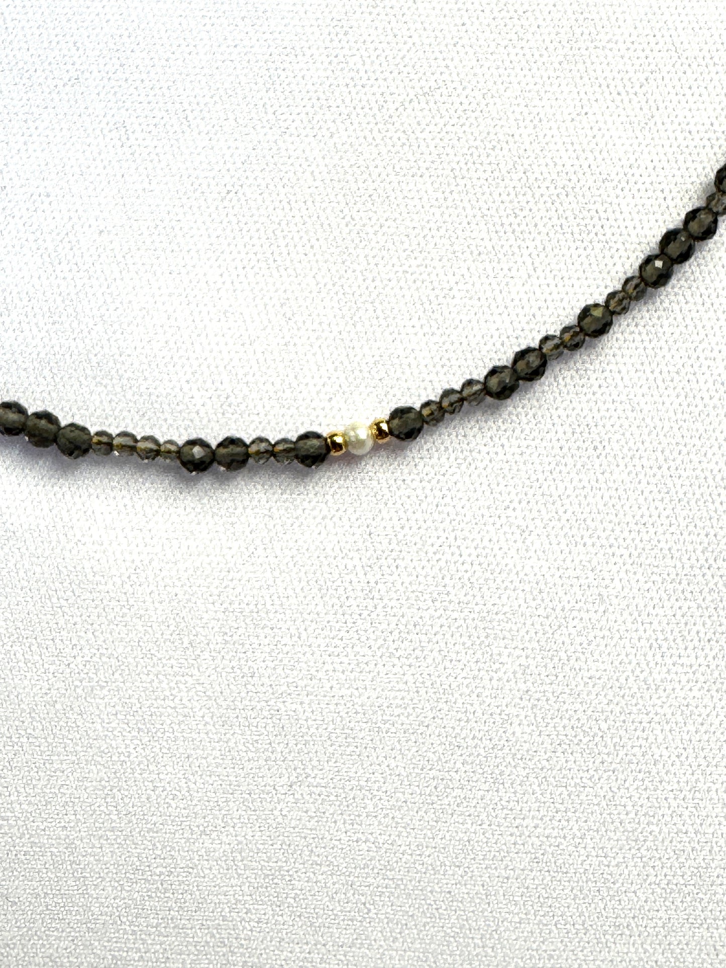 Collier spinelle gris
