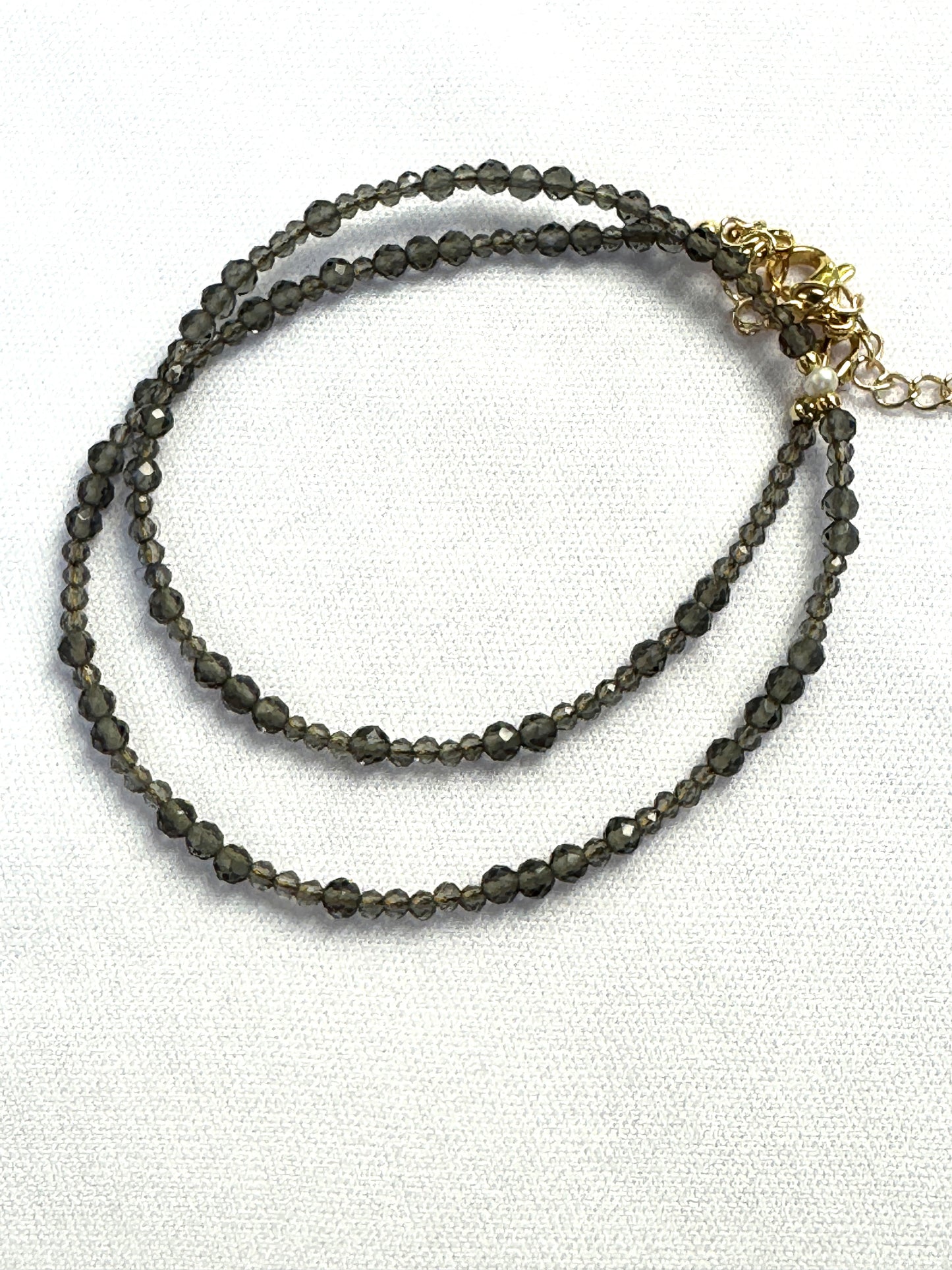 Collier spinelle gris