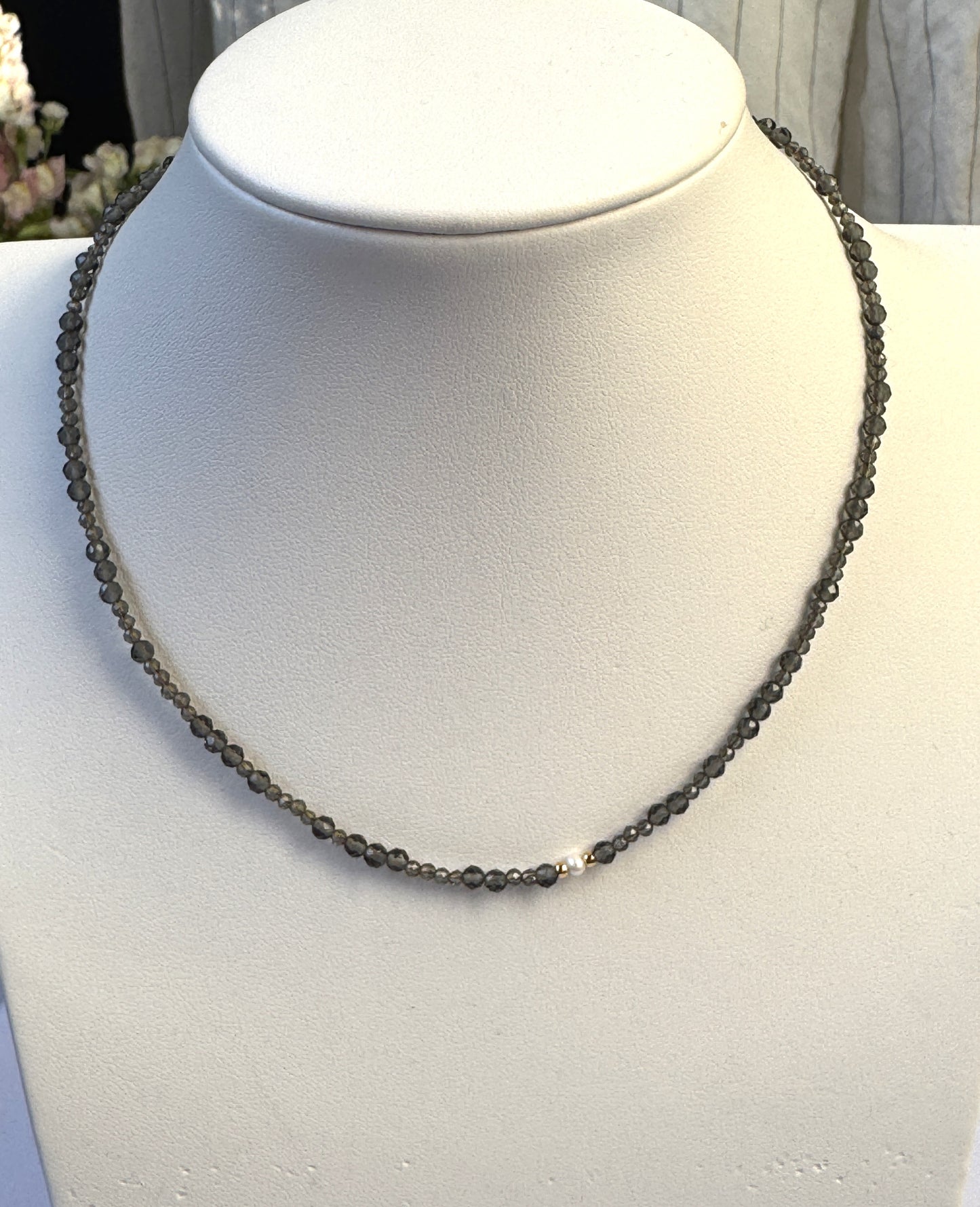 Collier spinelle gris