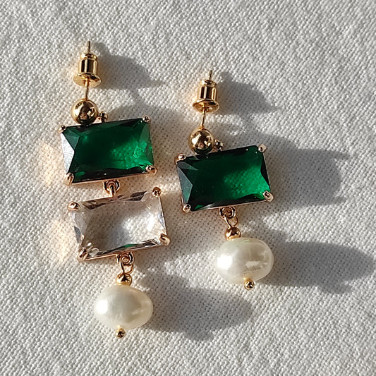 Boucles d'oreilles asymétriques avec zirconium vert