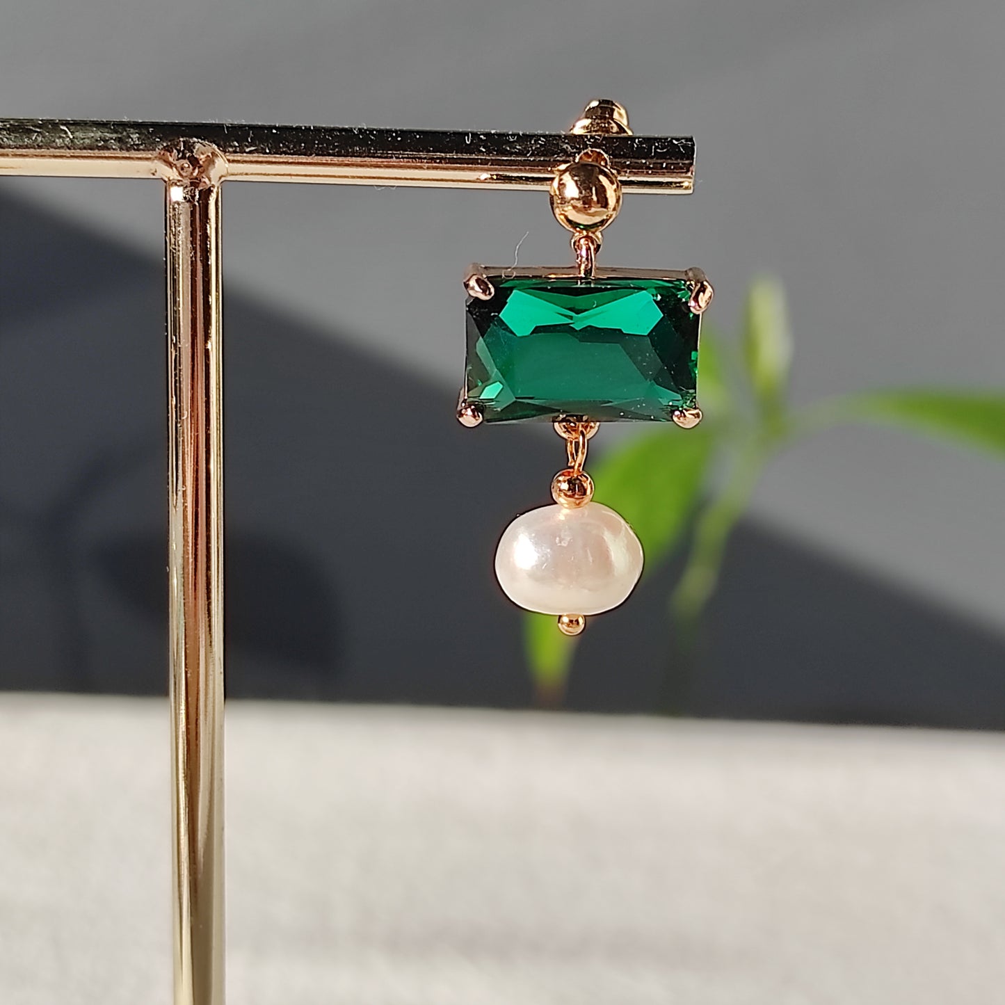 Boucles d'oreilles asymétriques avec zirconium vert
