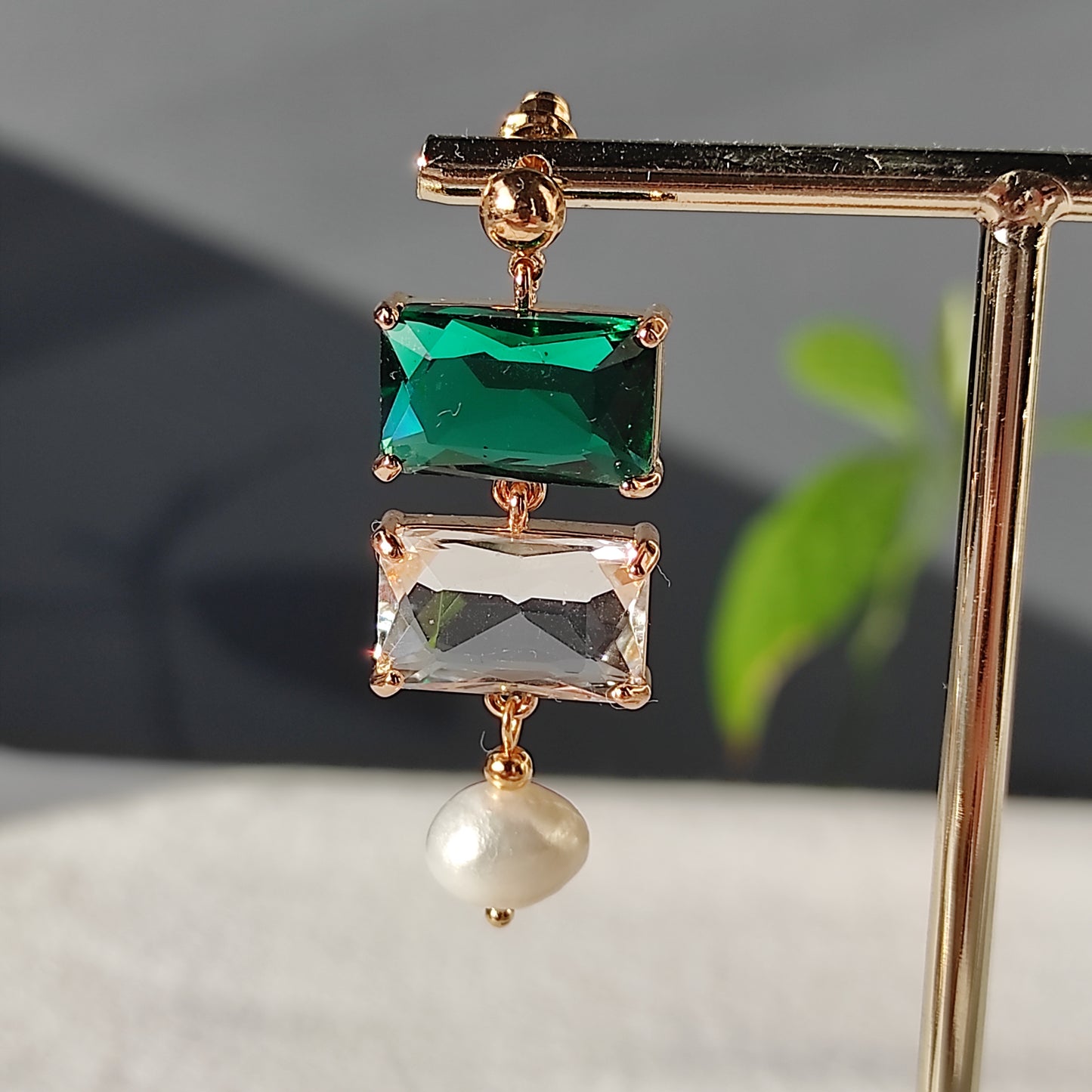 Boucles d'oreilles asymétriques avec zirconium vert