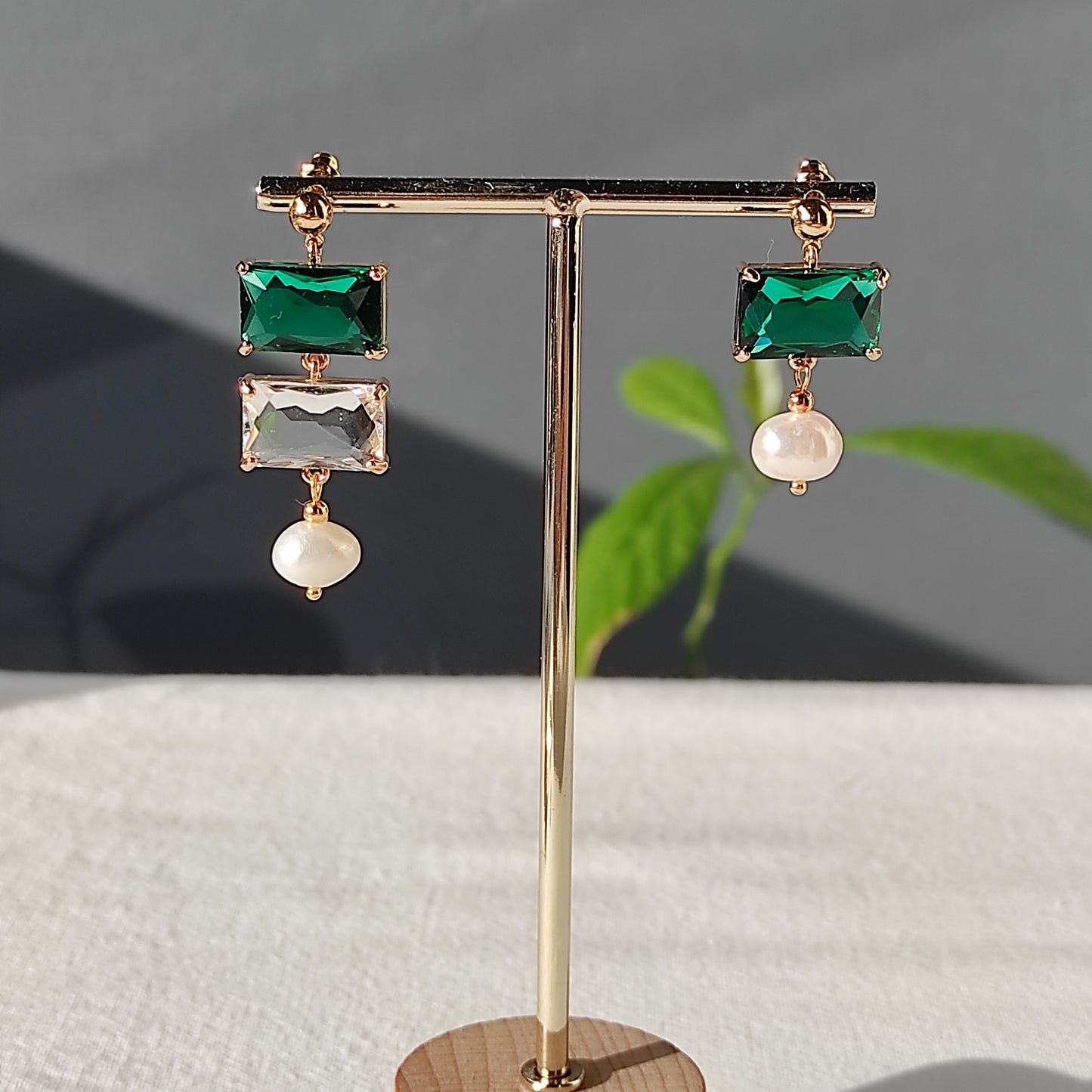 Boucles d'oreilles asymétriques avec zirconium vert