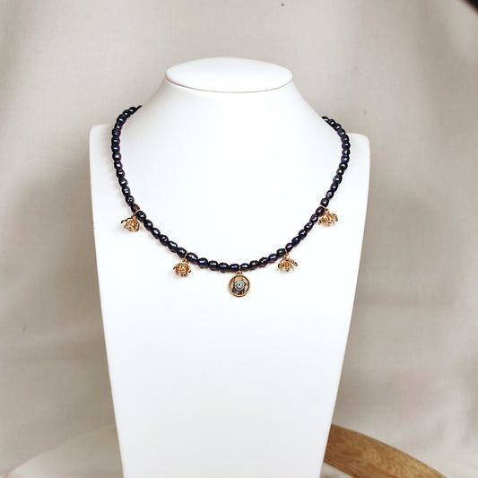 Collier en perles de nacre noire et pendentifs floraux