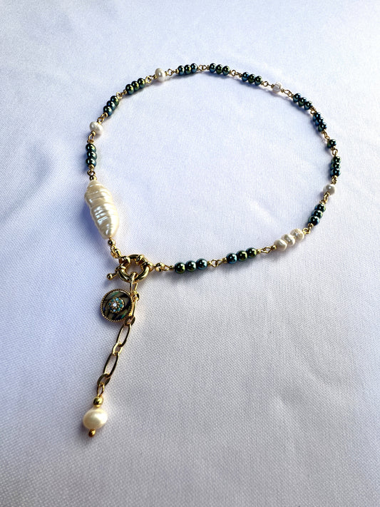 Choker en hématite verte et perles blanches