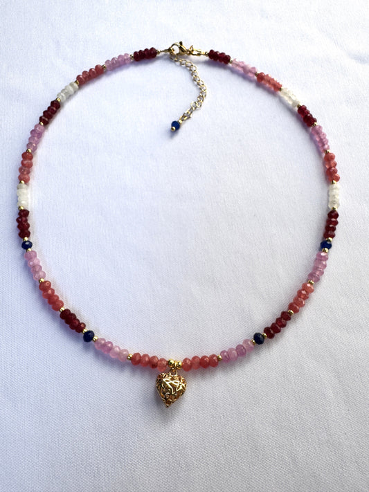 Choker en calcédoine multicolore et pendentif cœur