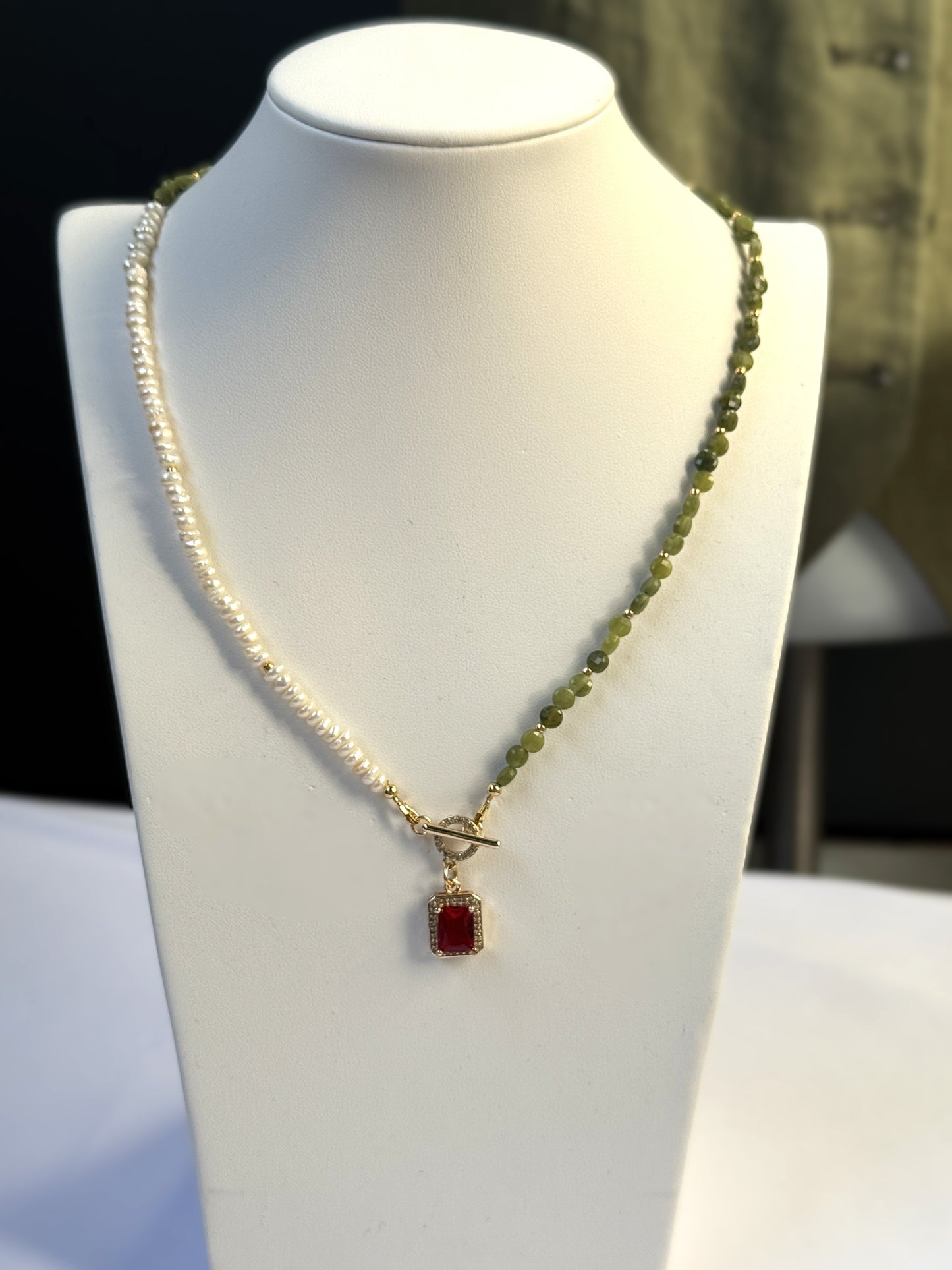 Collier avec pendentif rouge