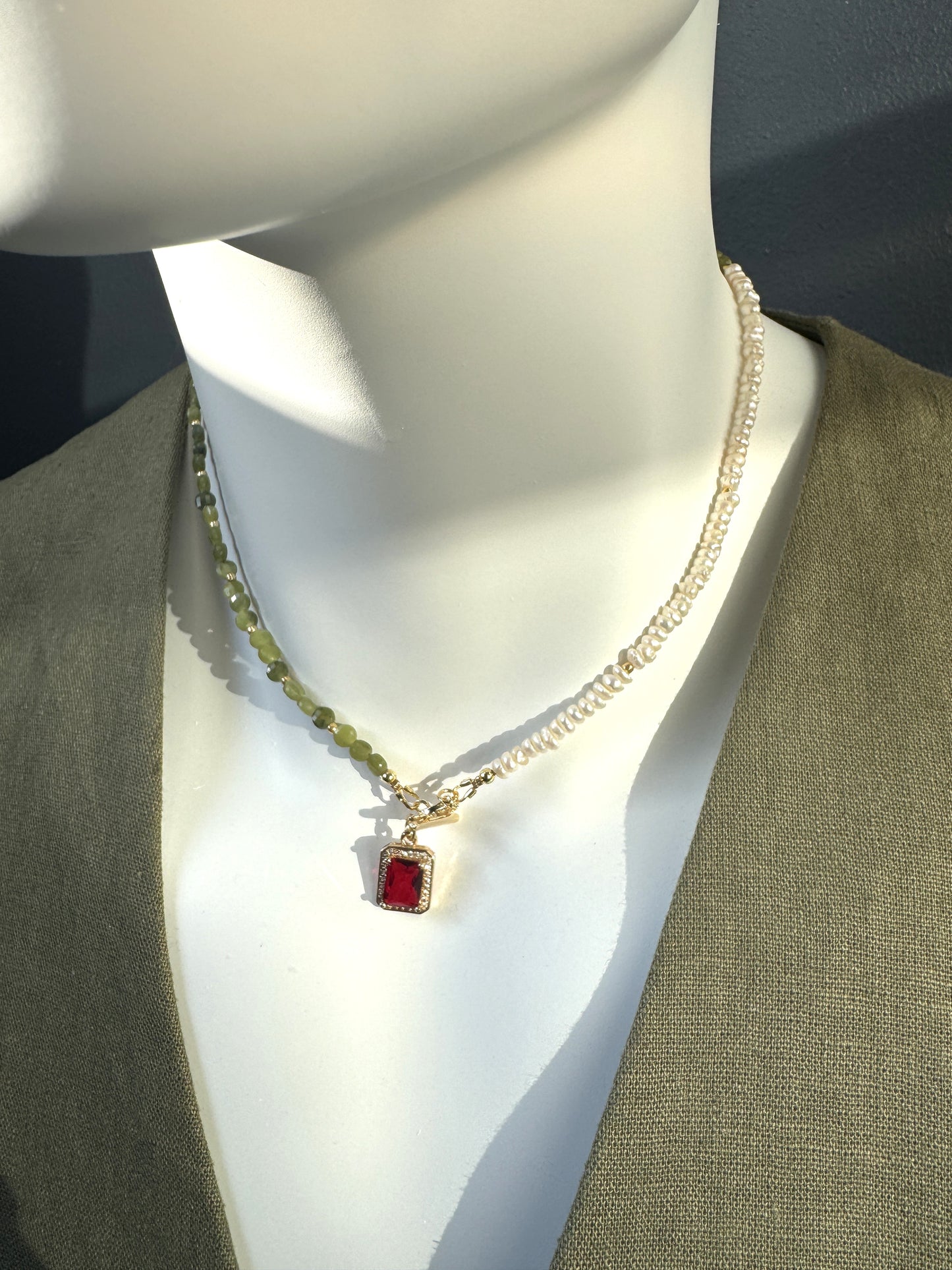 Collier avec pendentif rouge