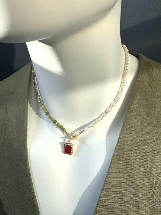 Collier avec pendentif rouge