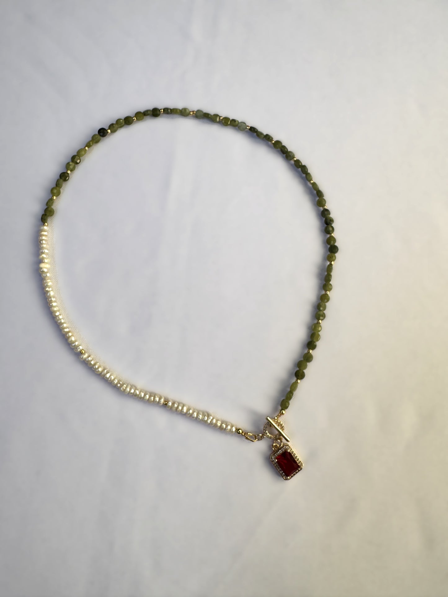 Collier avec pendentif rouge