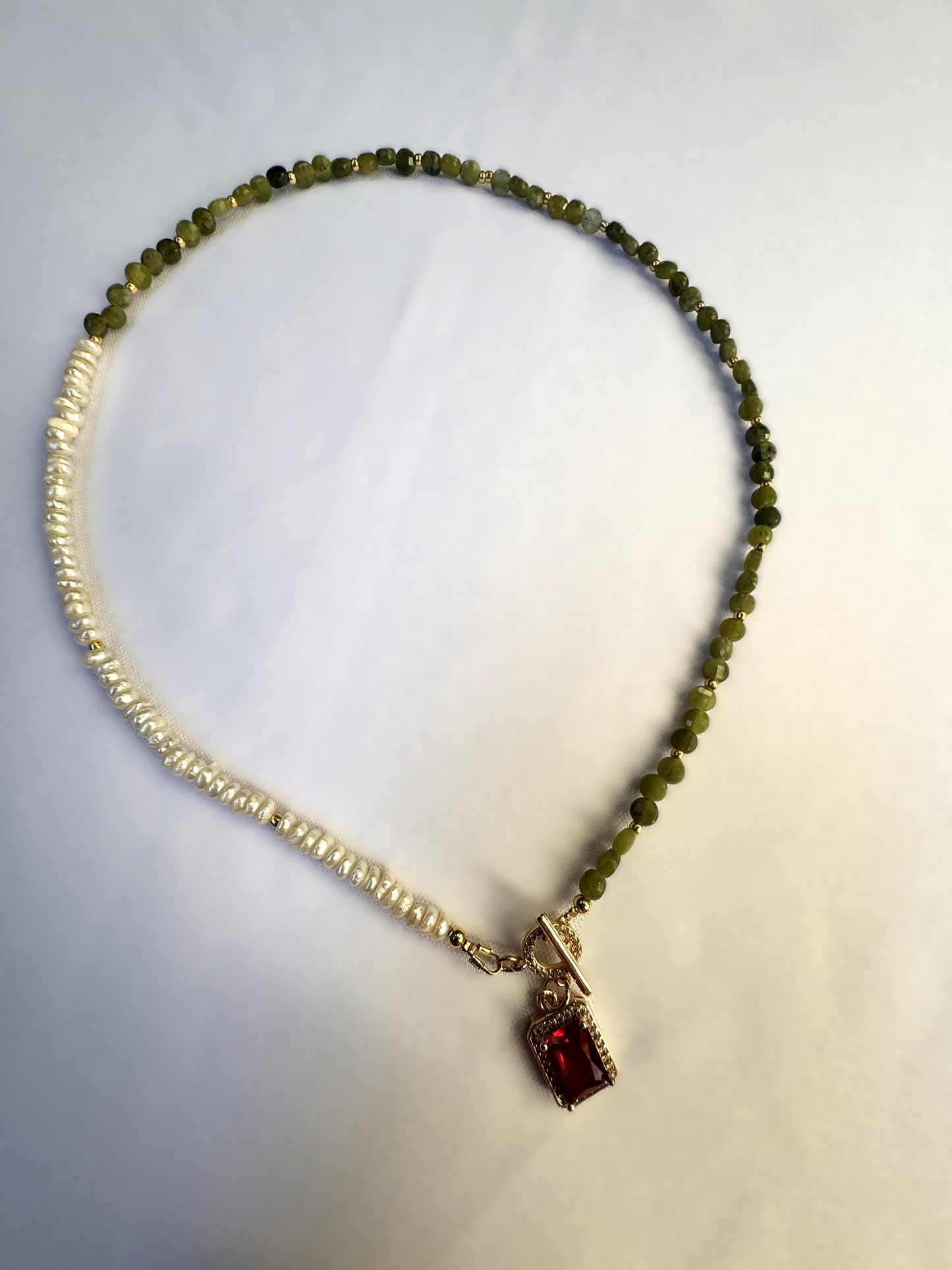 Collier avec pendentif rouge