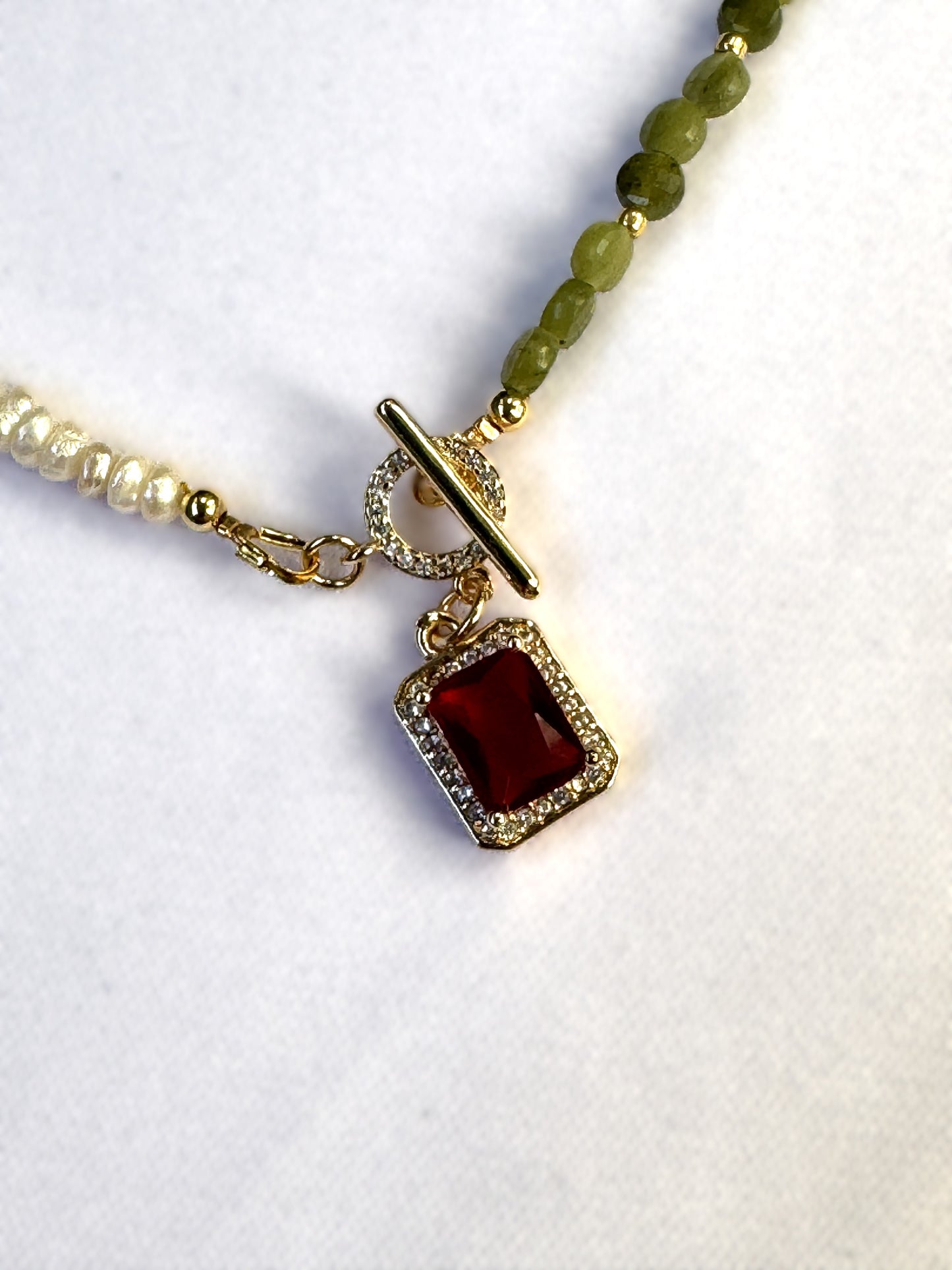 Collier avec pendentif rouge