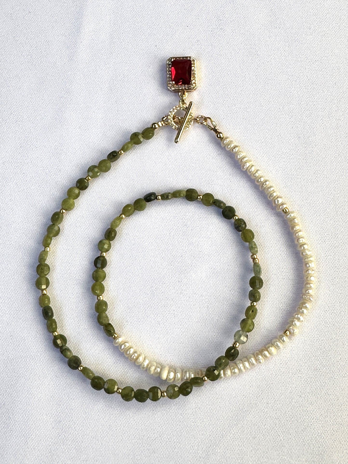 Collier avec pendentif rouge