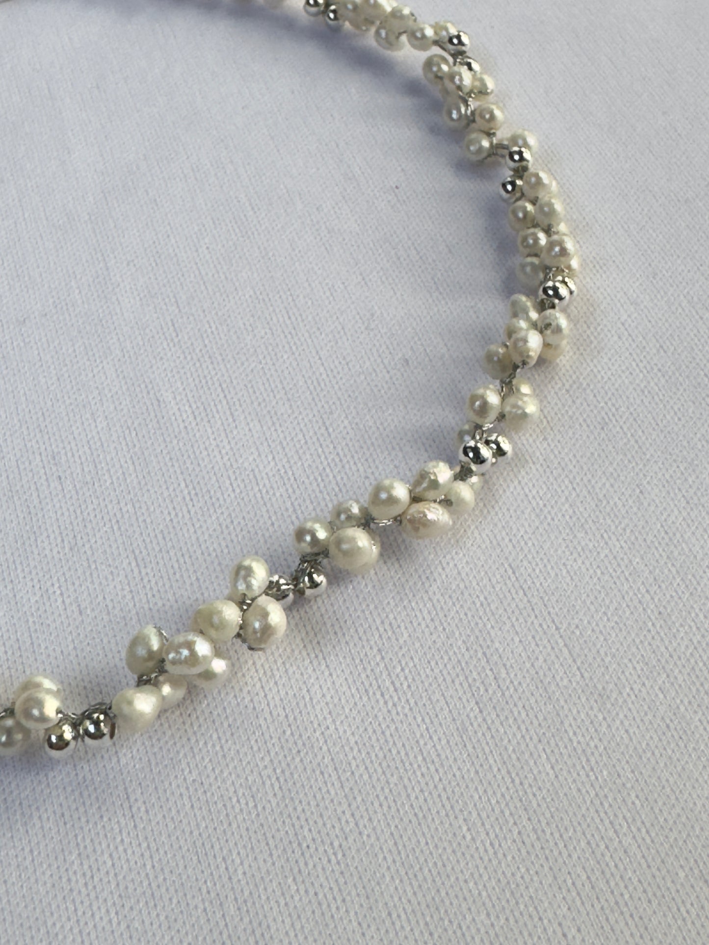 Choker en perles blanches crocheté
