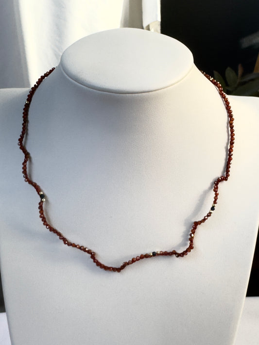 Collier crocheté zircon orange foncé et spinelle bleu foncé