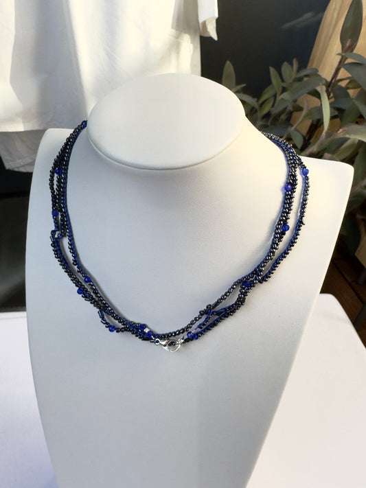 Collier crocheté à partir de perles noires et de spinelle bleu