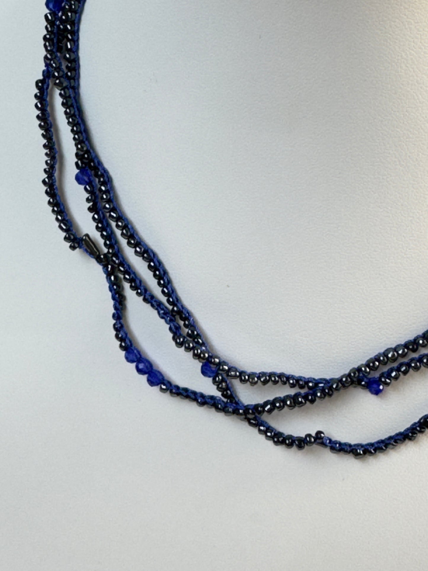 Collier crocheté à partir de perles noires et de spinelle bleu