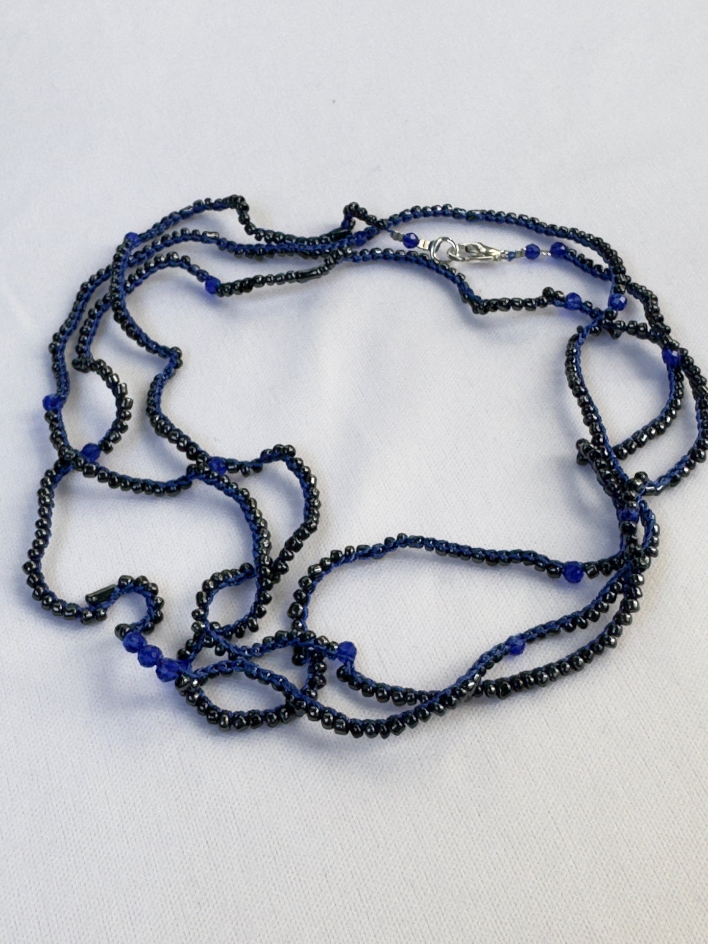 Collier crocheté à partir de perles noires et de spinelle bleu
