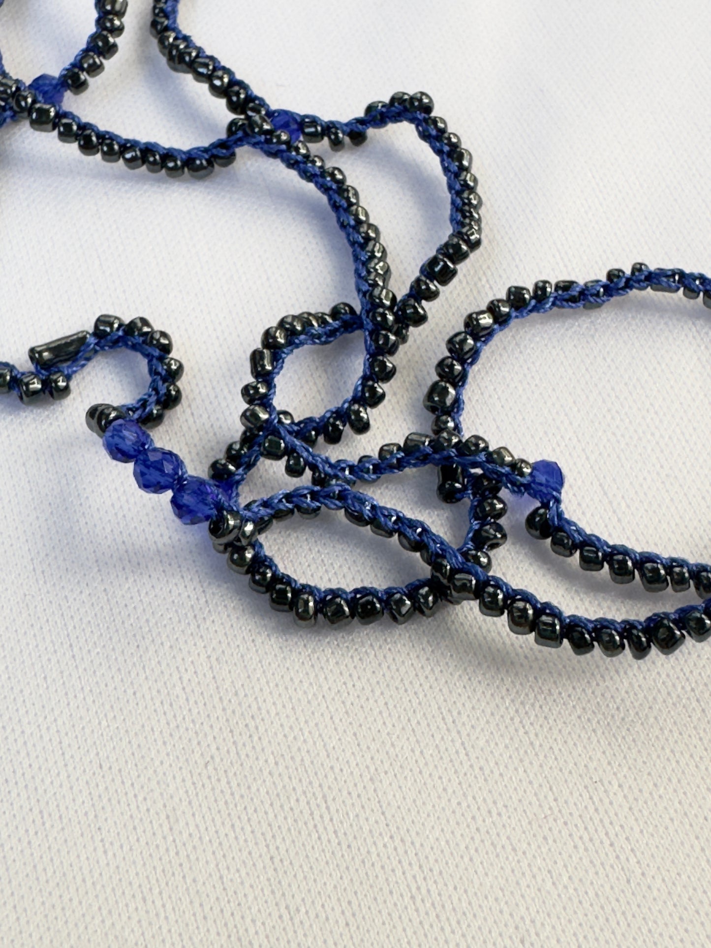 Collier crocheté à partir de perles noires et de spinelle bleu