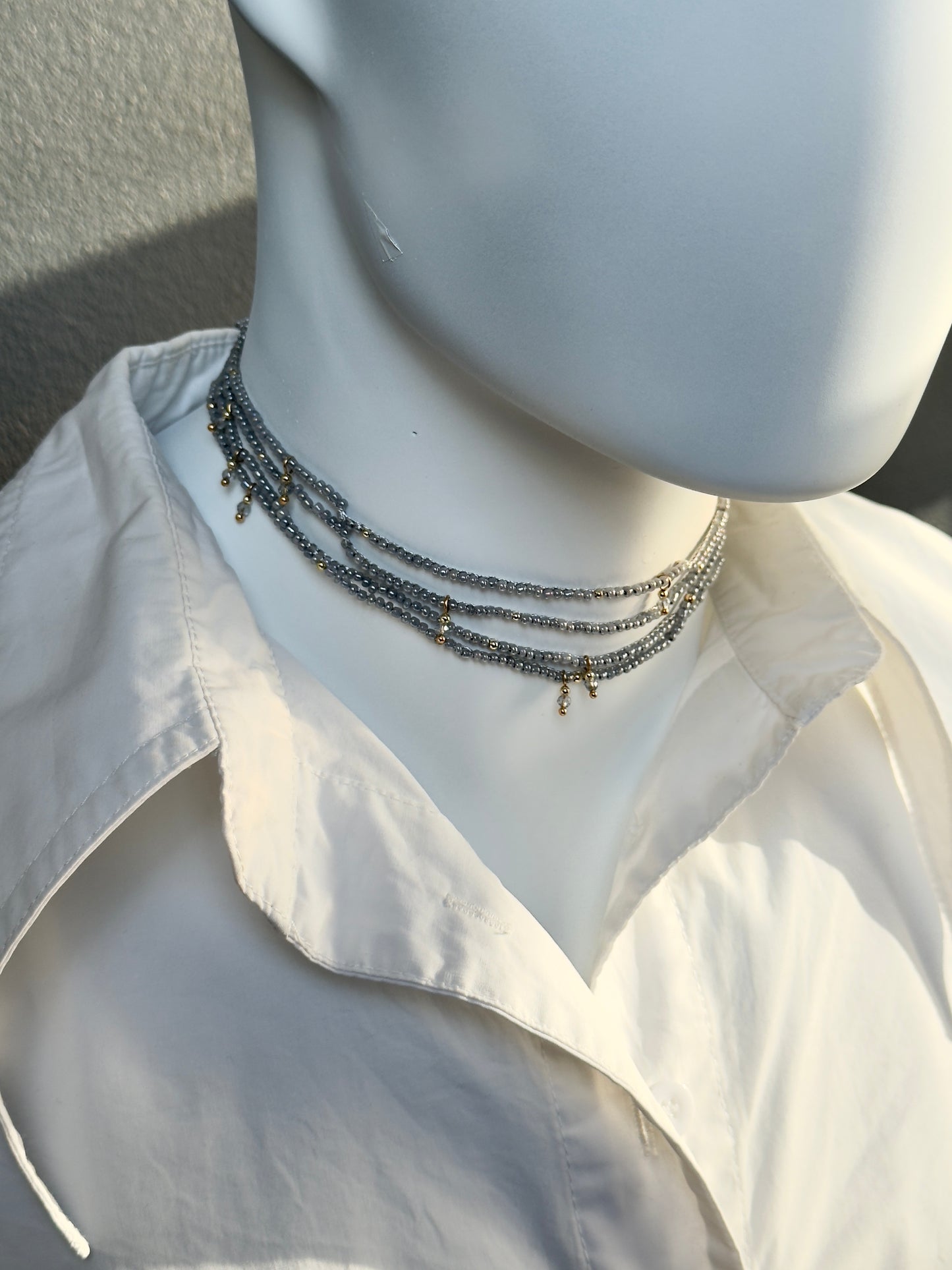 Collier crocheté à perles grises
