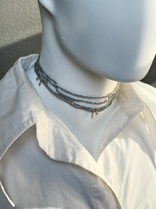 Collier crocheté à perles grises