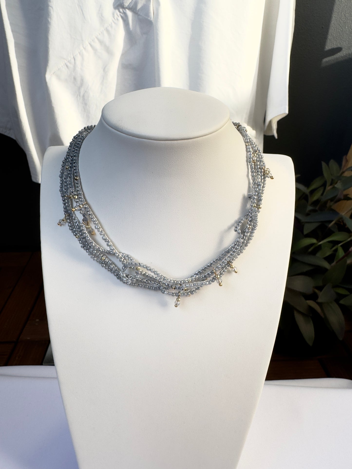 Collier crocheté à perles grises