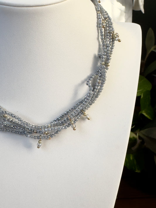Collier crocheté à perles grises