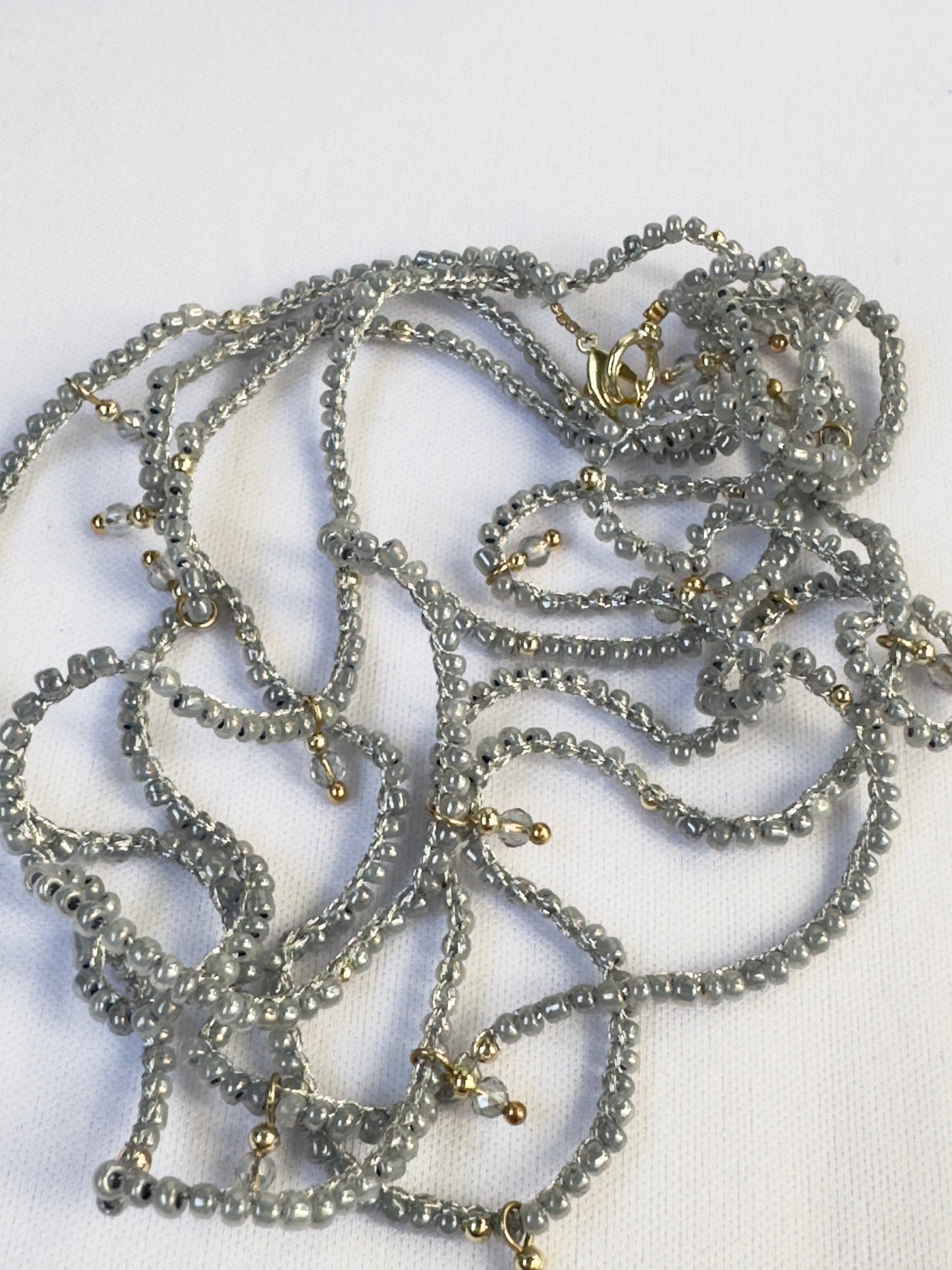 Collier crocheté à perles grises