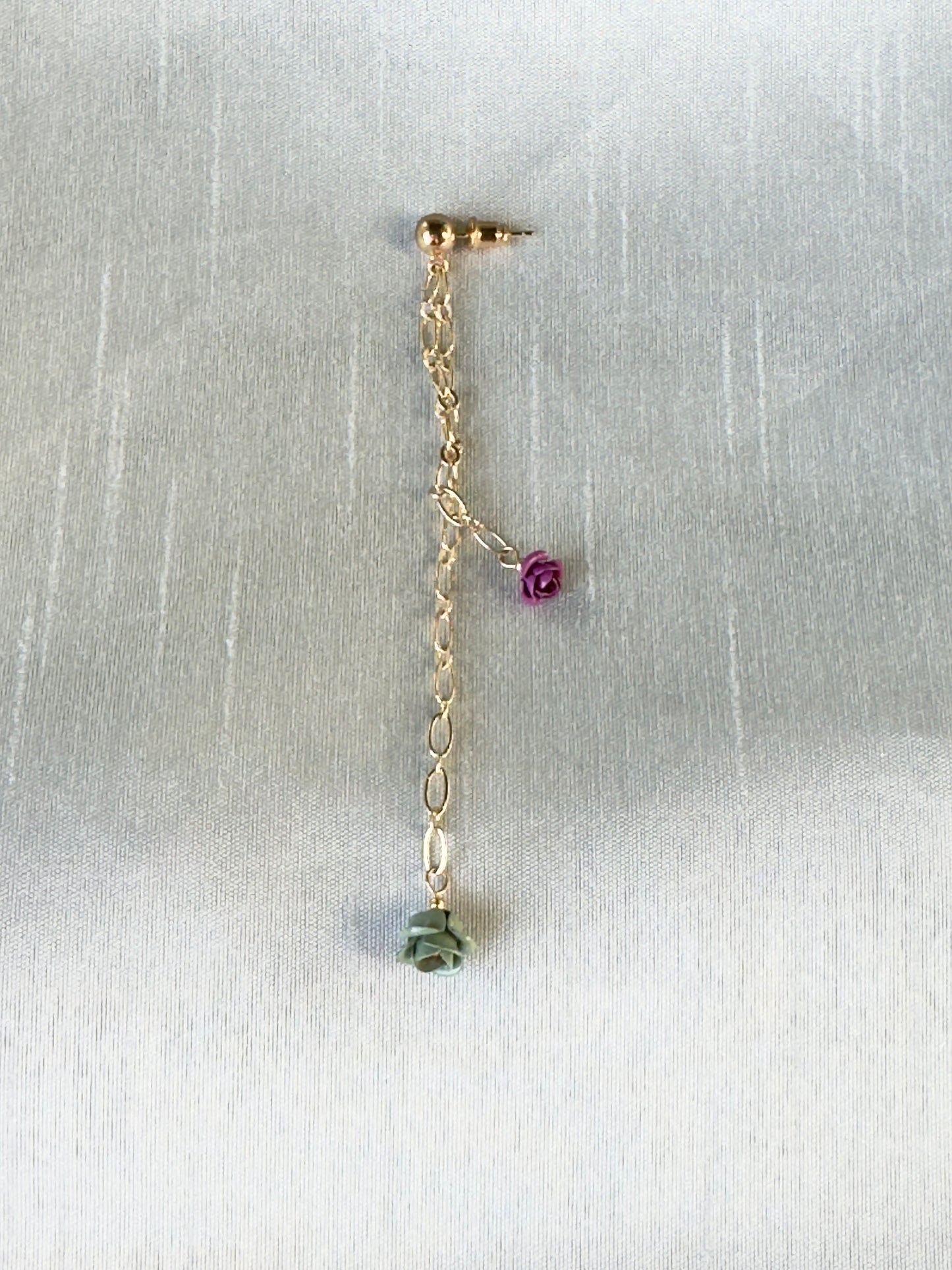 Boucles d’oreilles asymétriques – Libellule & Roses