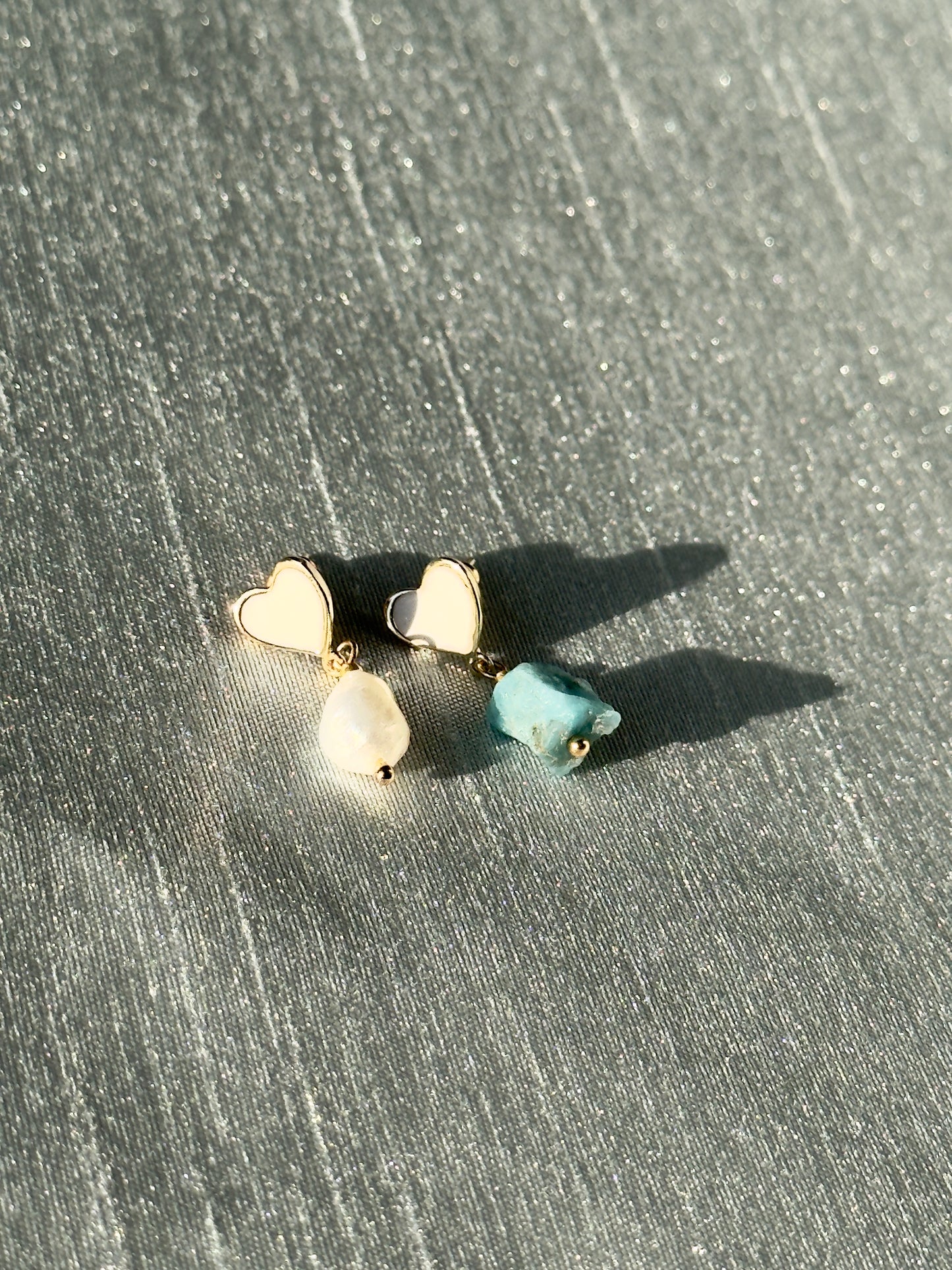 Boucles d’oreilles cœur avec perle et apatite brute