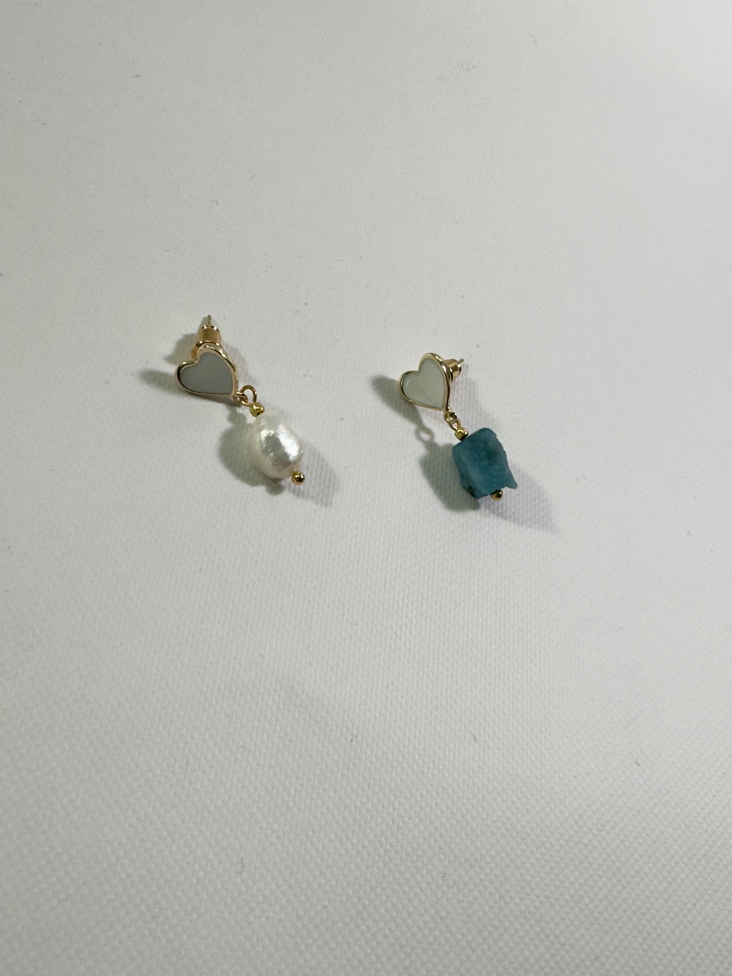 Boucles d’oreilles cœur avec perle et apatite brute