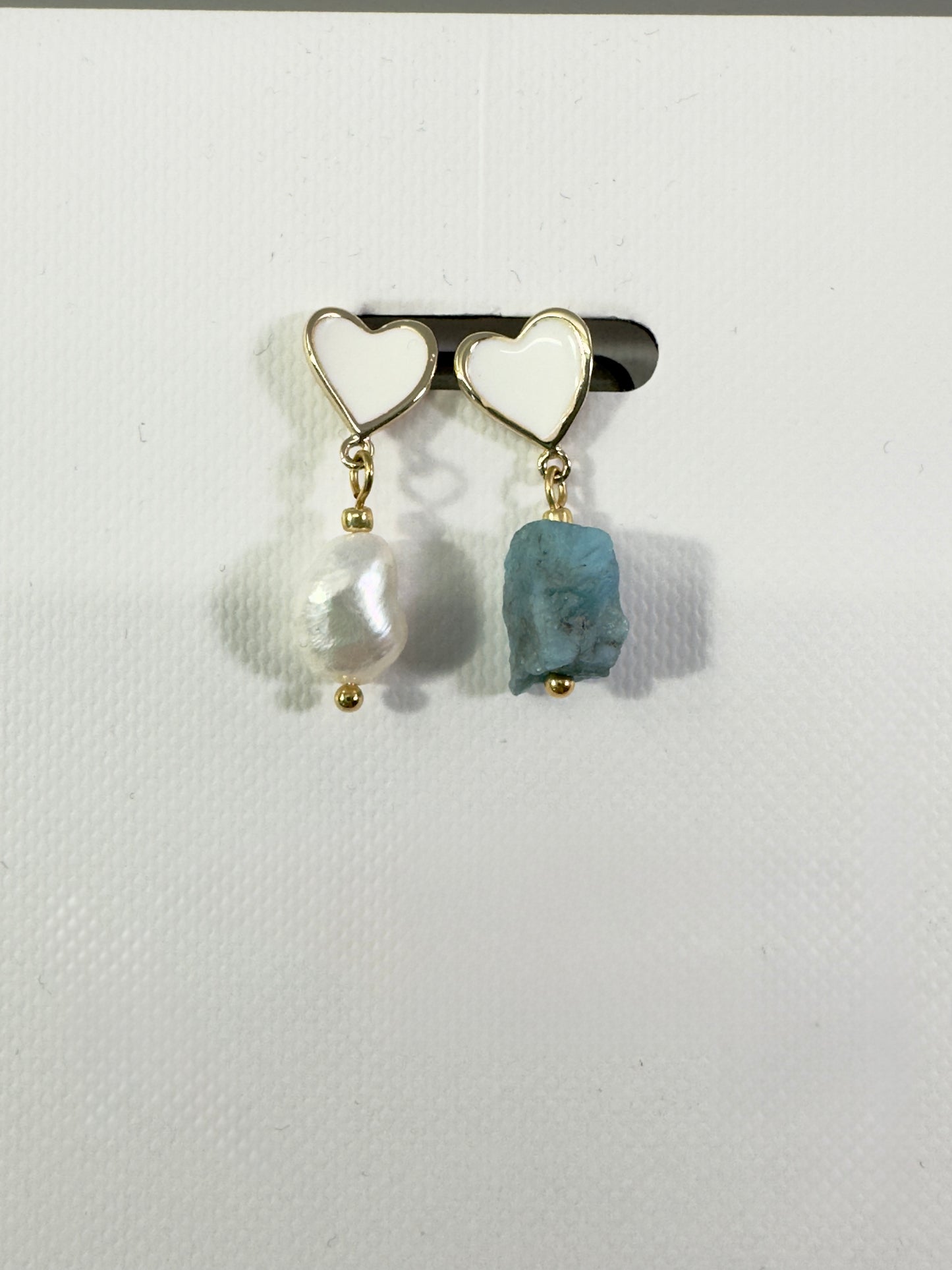 Boucles d’oreilles cœur avec perle et apatite brute