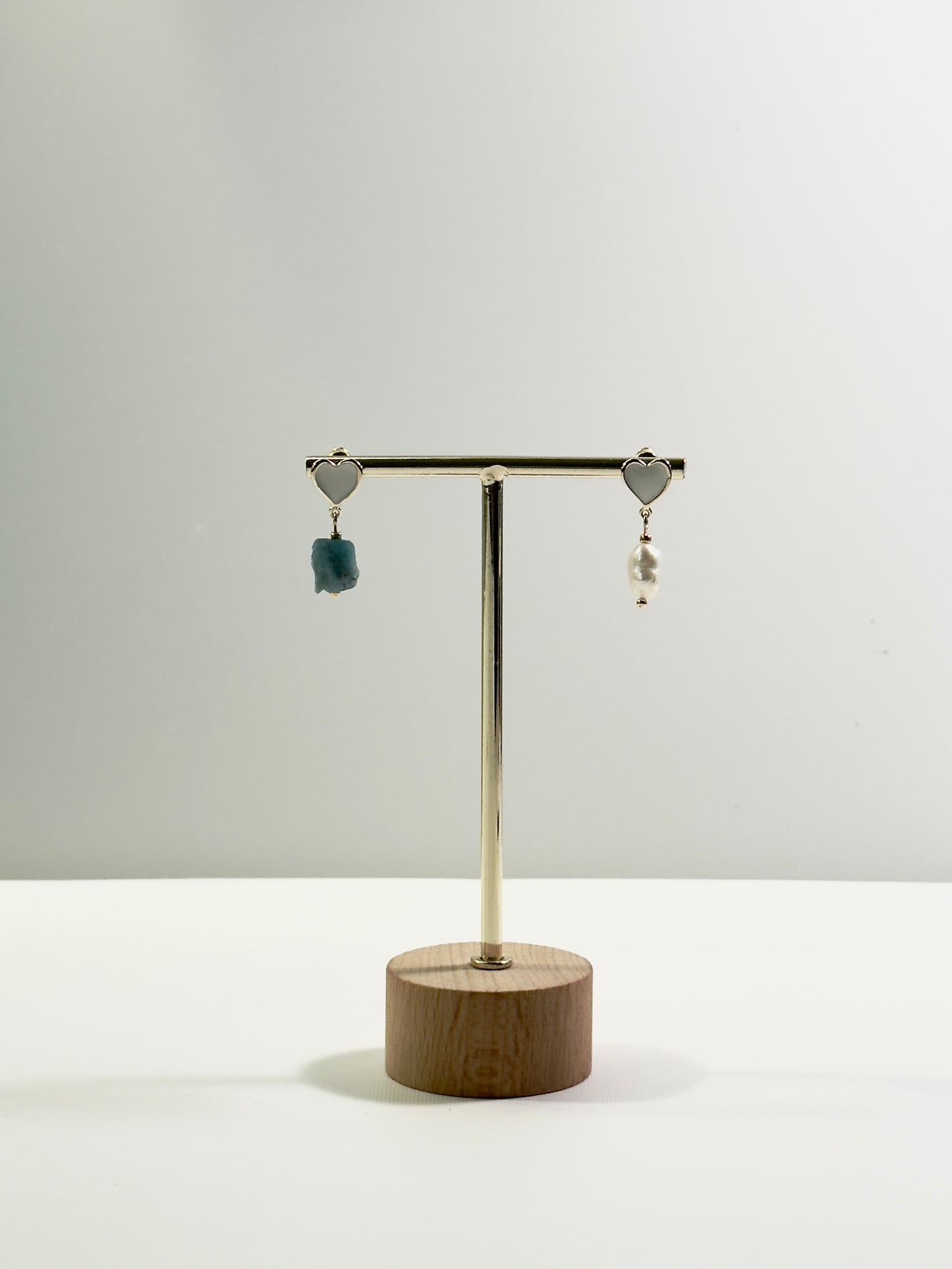 Boucles d’oreilles cœur avec perle et apatite brute