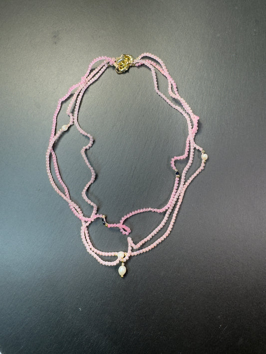 Collier 3-en-1 crocheté en perles de rocaille roses, soie et perles de culture