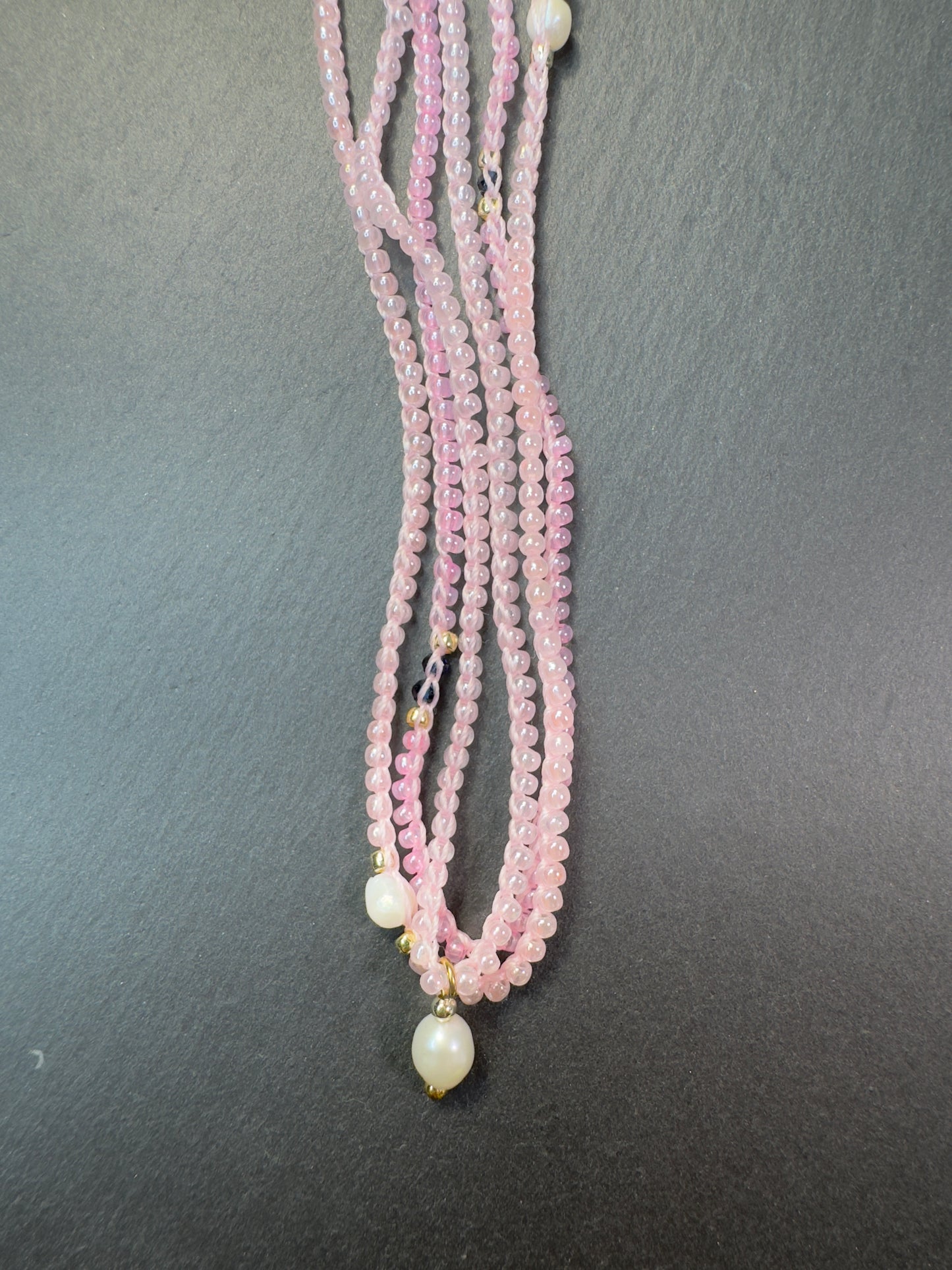 Collier 3-en-1 crocheté en perles de rocaille roses, soie et perles de culture